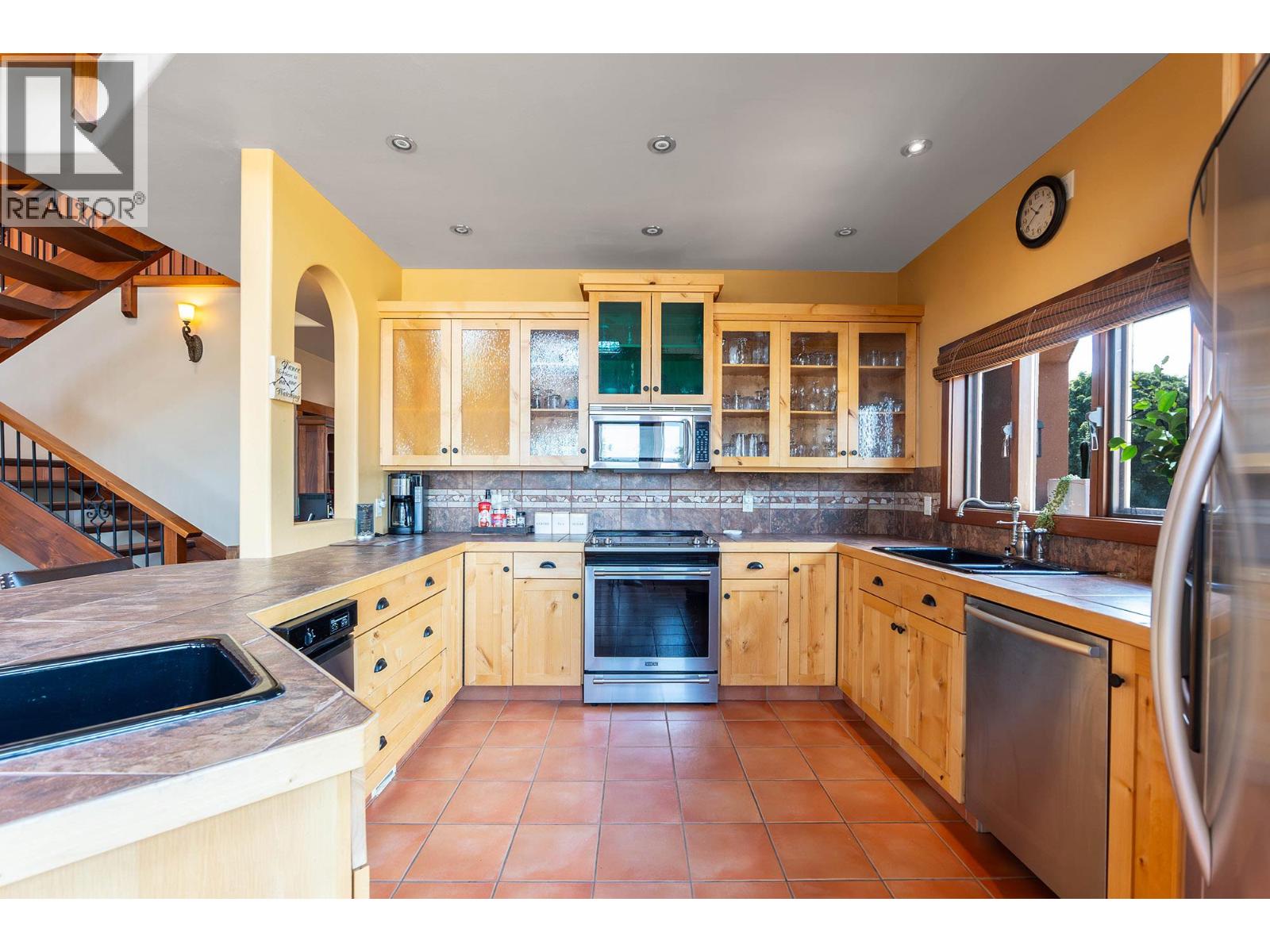 Unit 201 at Casa Grande Inn & Suites, 1070 Lakeshore Drive W, Penticton — kitchen