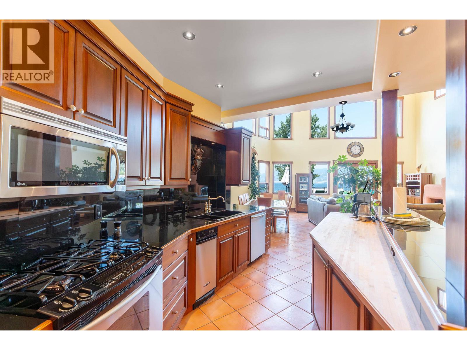 Unit 202 at Casa Grande Inn & Suites, 1070 Lakeshore Drive W, Penticton — penthouse kitchen