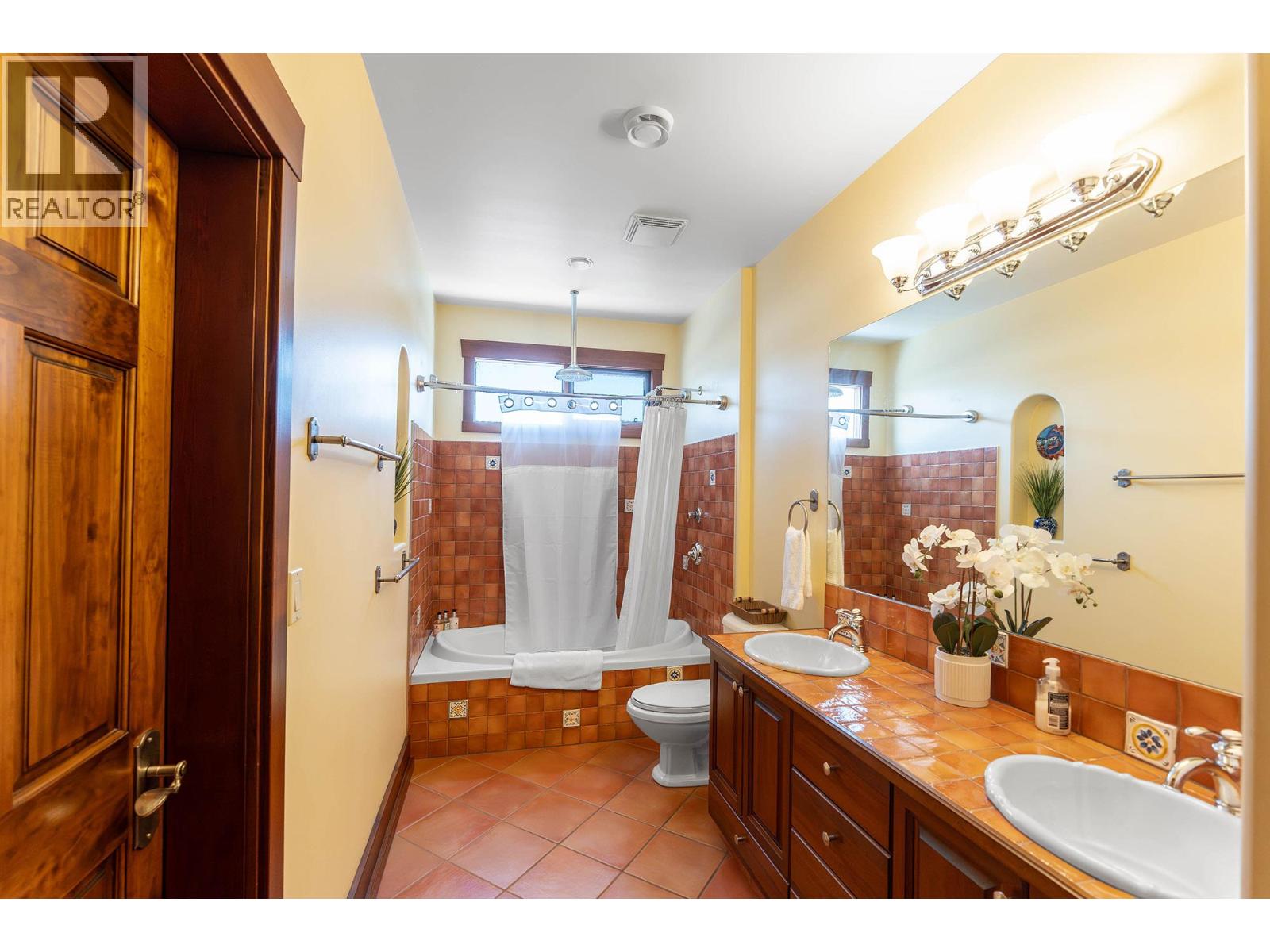 Unit 202 at Casa Grande Inn & Suites, 1070 Lakeshore Drive W, Penticton — full bathroom