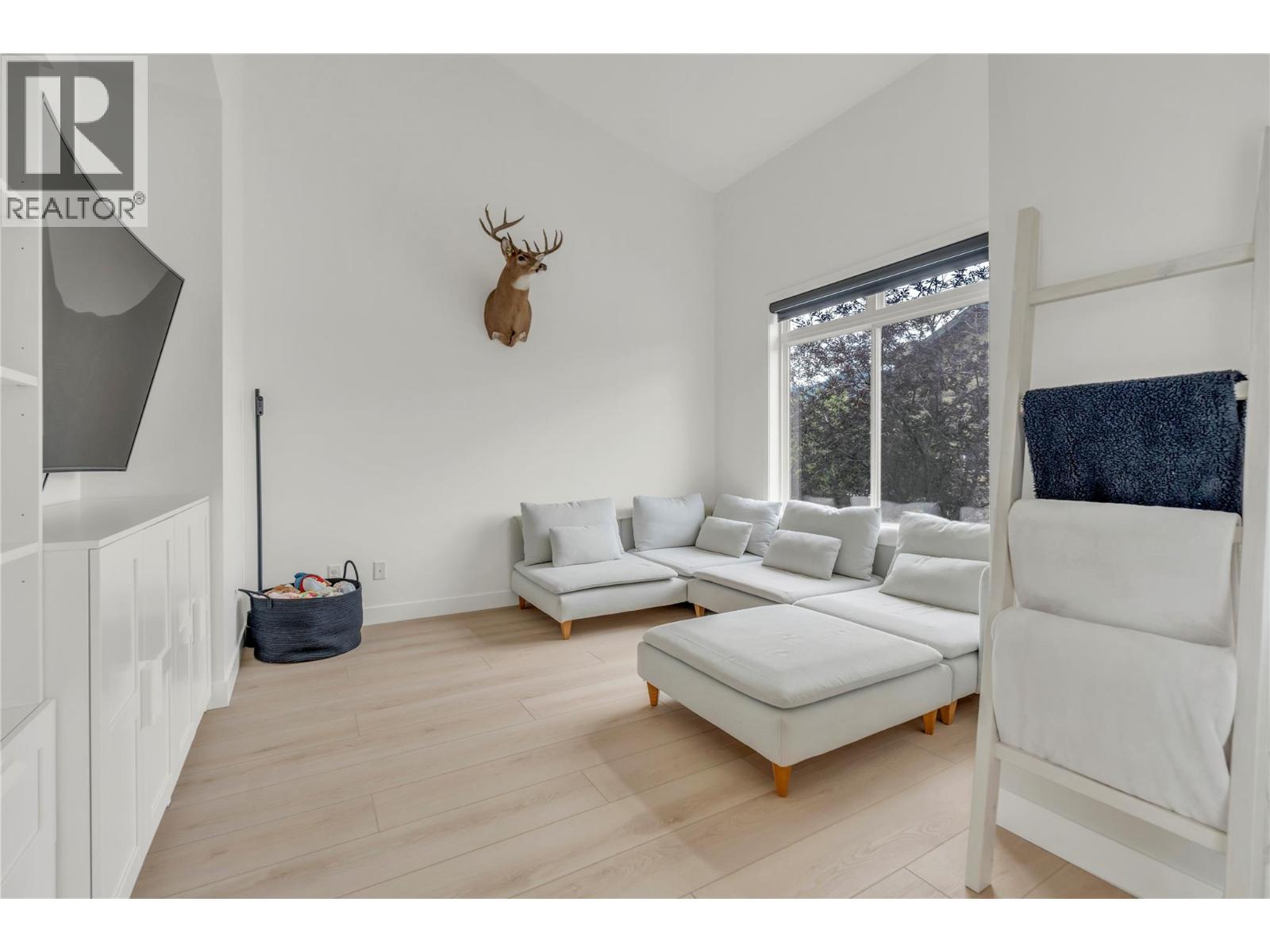 Unit 116 at Somerset Court, 48 Galt Avenue, Penticton — living room