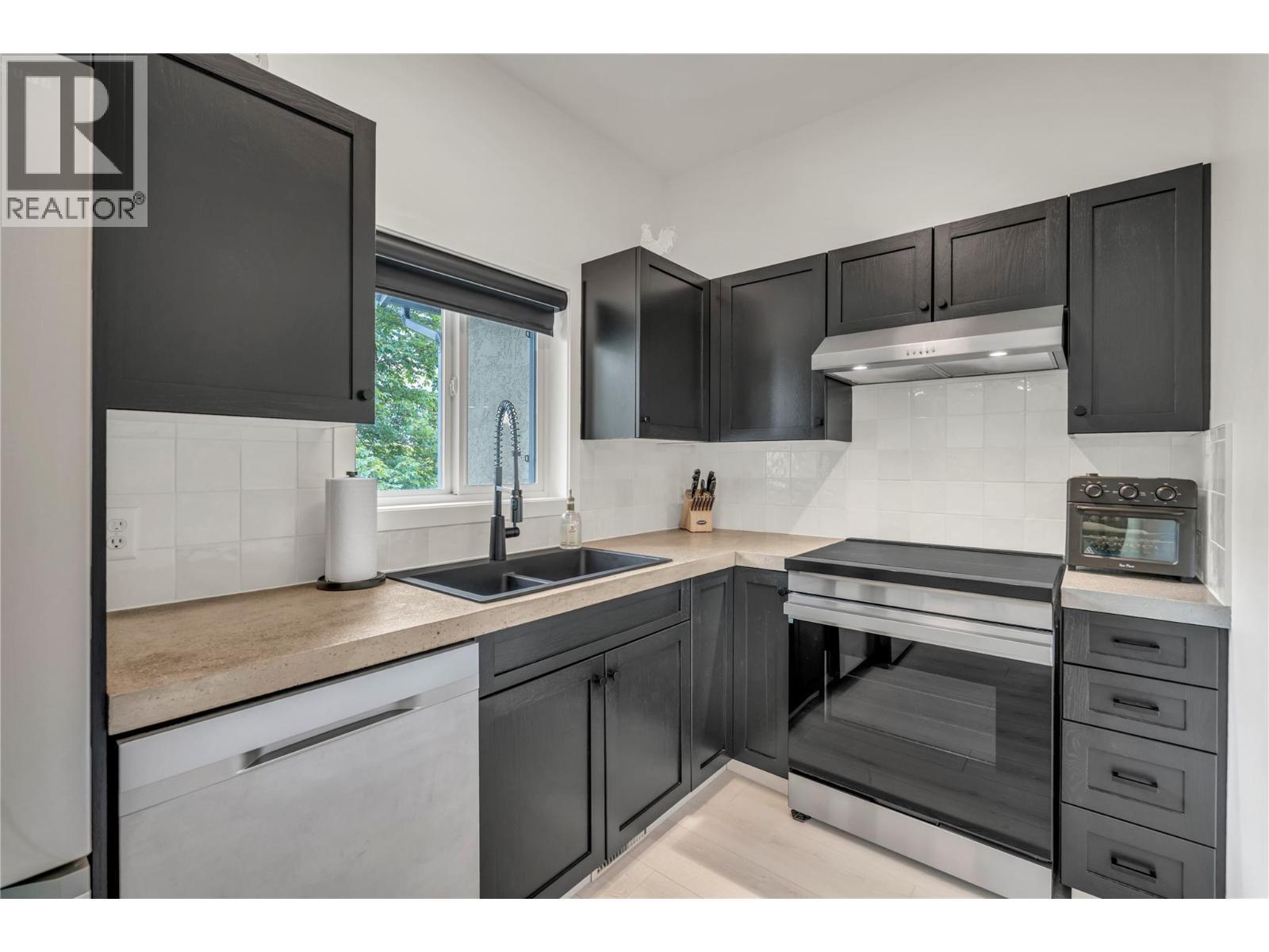 Unit 116 at Somerset Court, 48 Galt Avenue, Penticton — updated kitchen