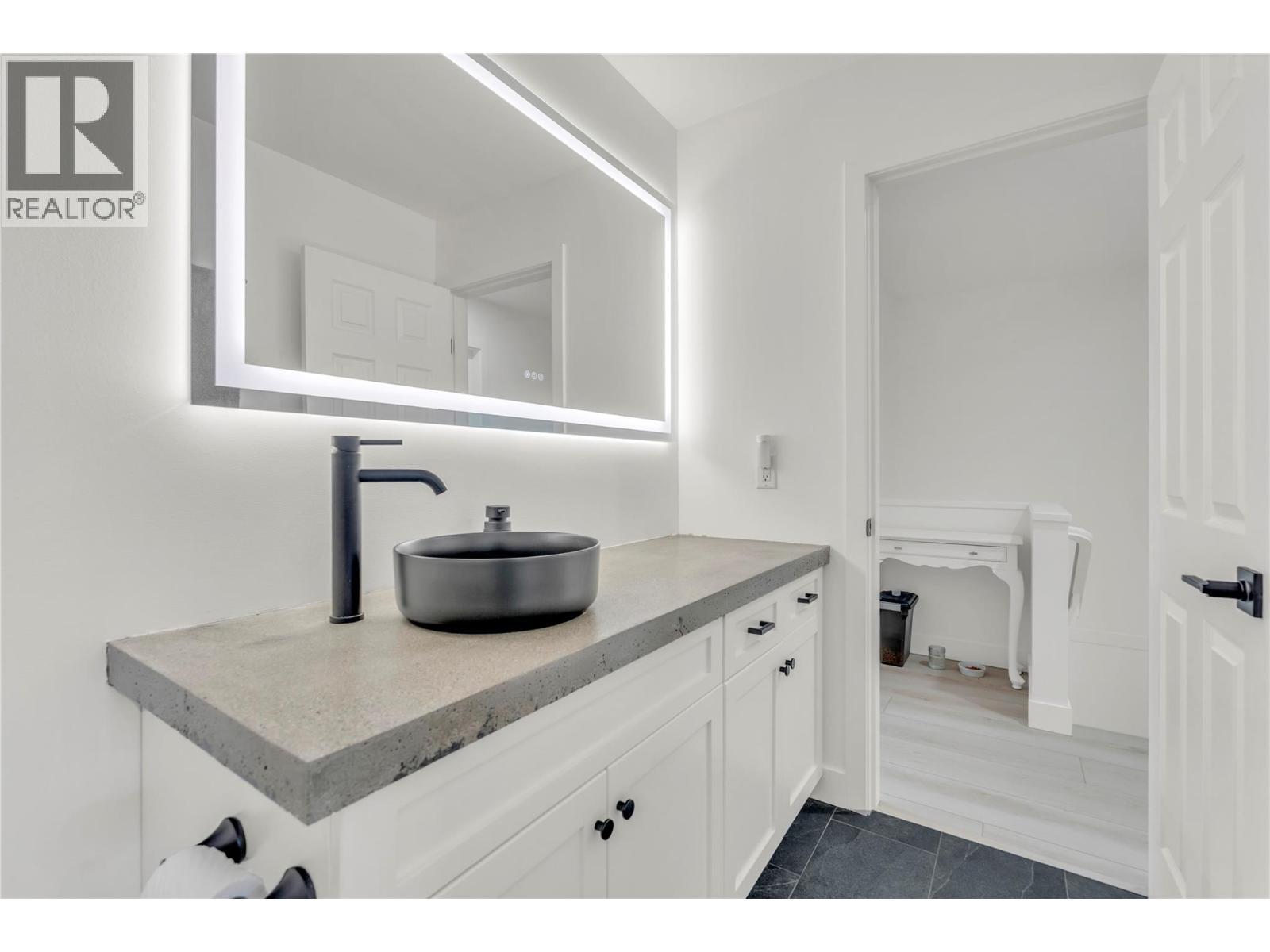Unit 116 at Somerset Court, 48 Galt Avenue, Penticton — updated full bathroom