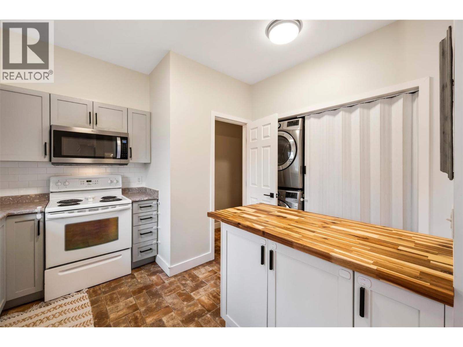 Unit 127 at Somerset Court, 48 Galt Avenue, Penticton — kitchen