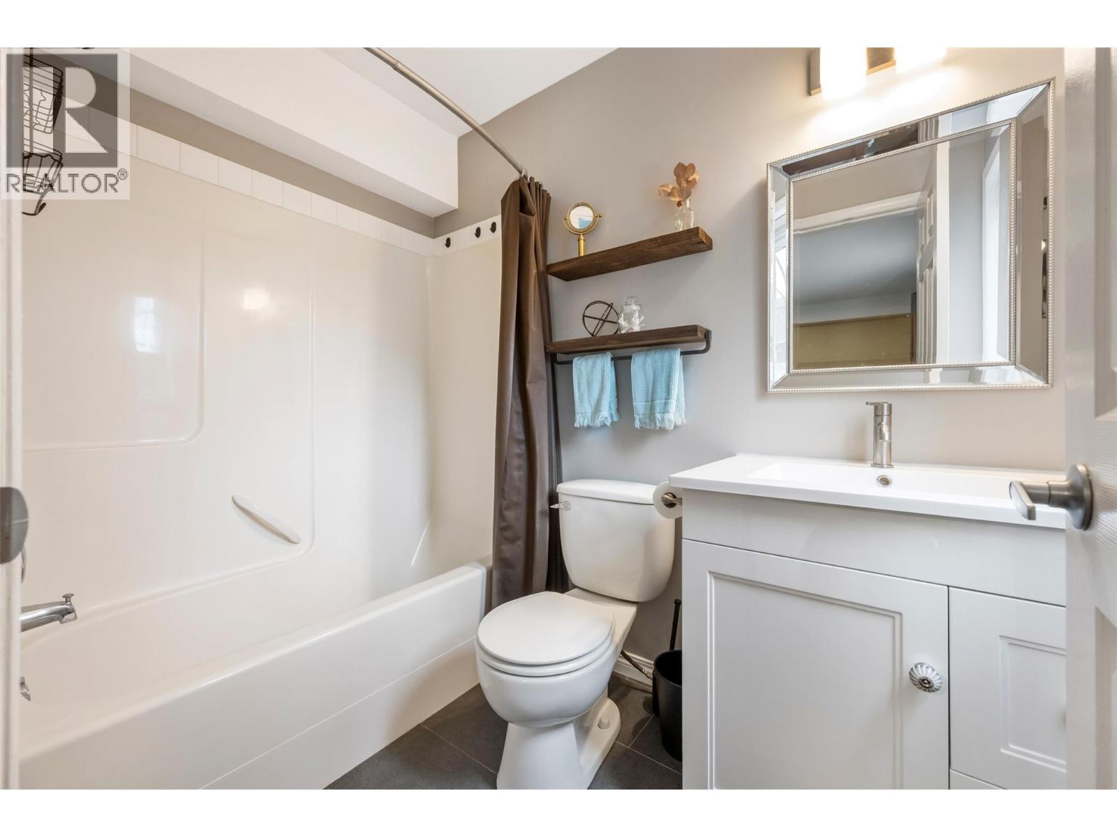 Unit 127 at Somerset Court, 48 Galt Avenue, Penticton — full bathroom