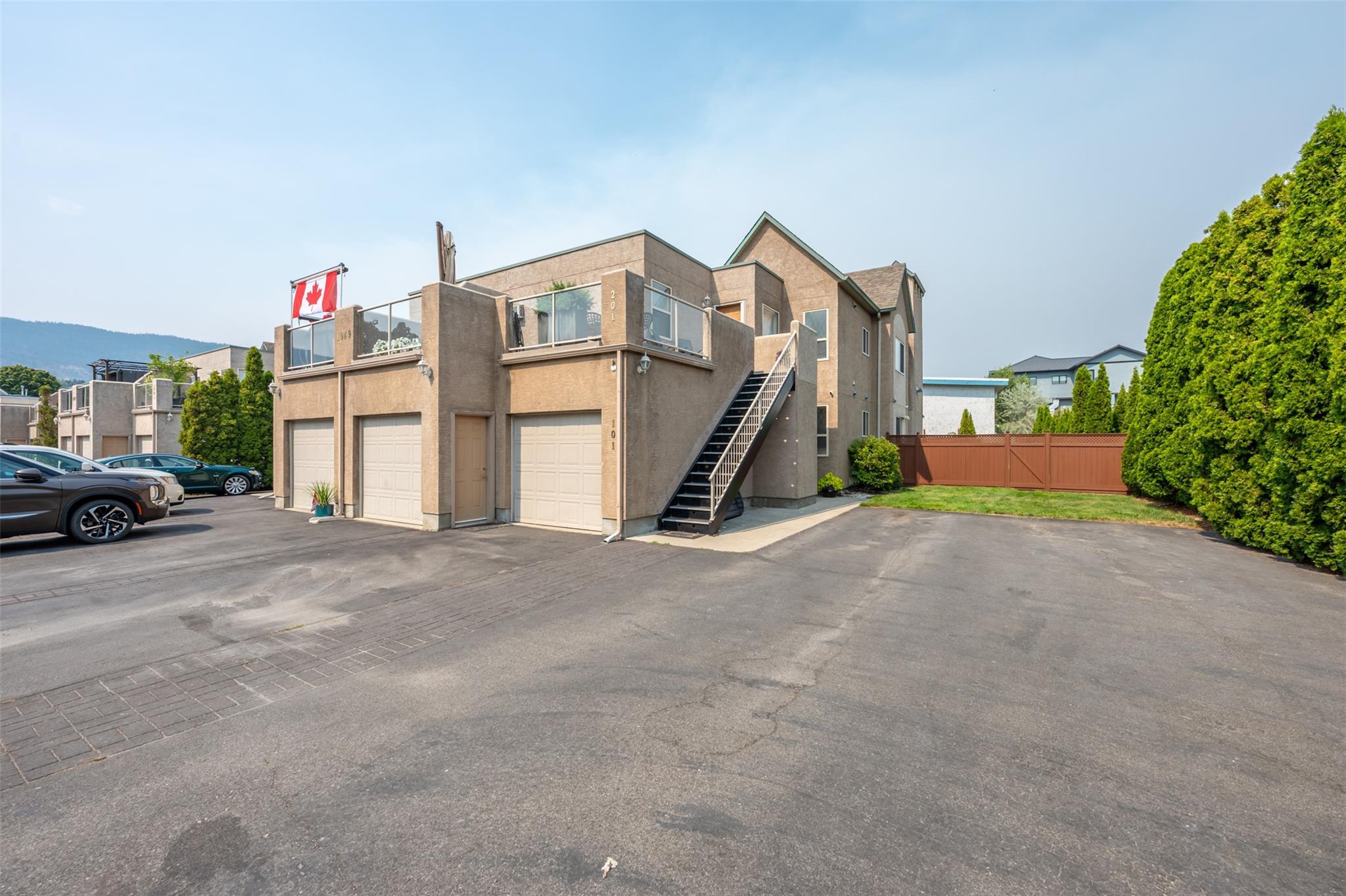 101-1049 Churchill Avenue, Penticton townhome exterior and garage parking