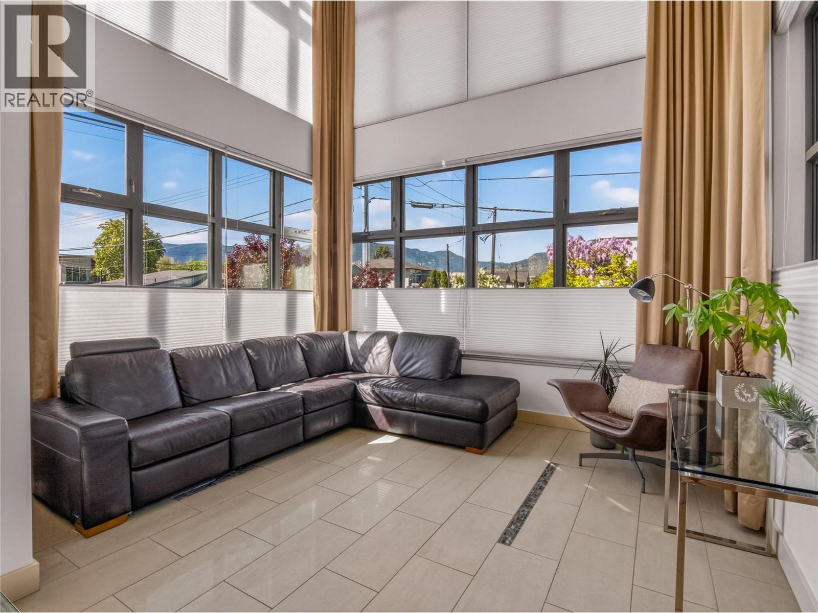 101-433 Churchill Avenue, Penticton — dramatic living room with floor-to-ceiling windows