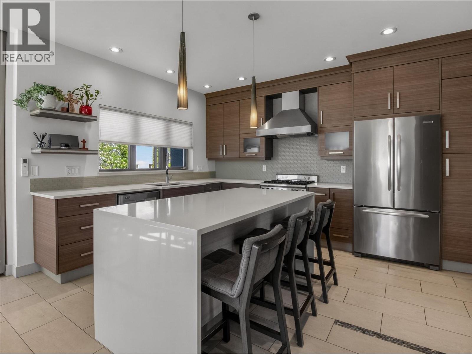 101-433 Churchill Avenue, Penticton — premium kitchen with quartz island and Wolf gas range