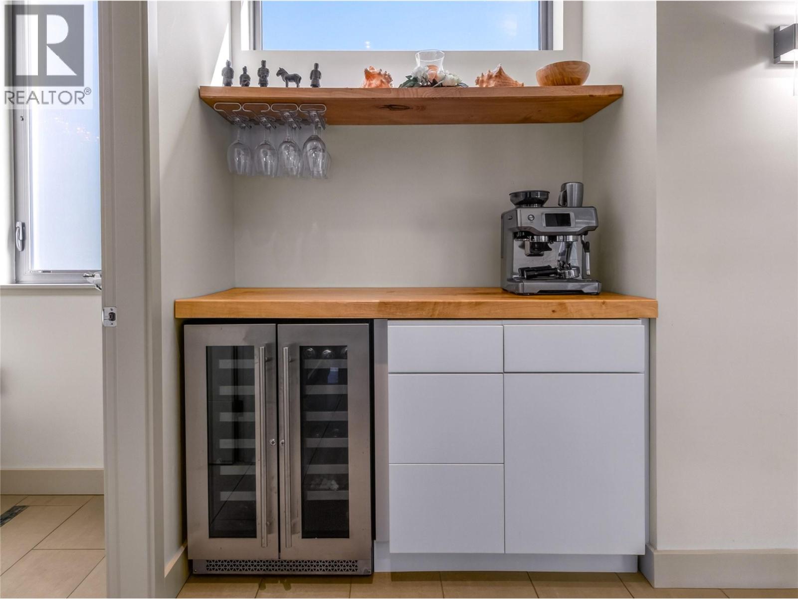 101-433 Churchill Avenue, Penticton — built-in wine bar and beverage cooler