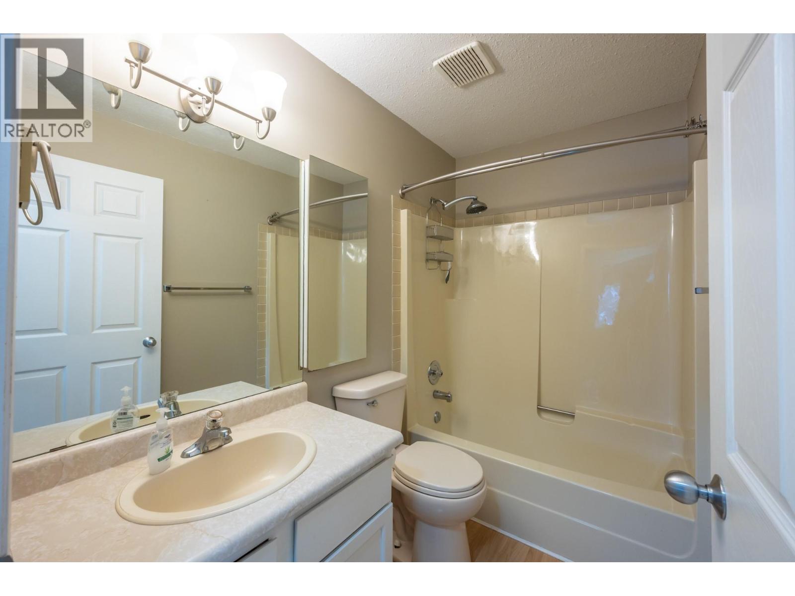 Four-piece bathroom in Unit 101 at 601 Wade Avenue W, Penticton