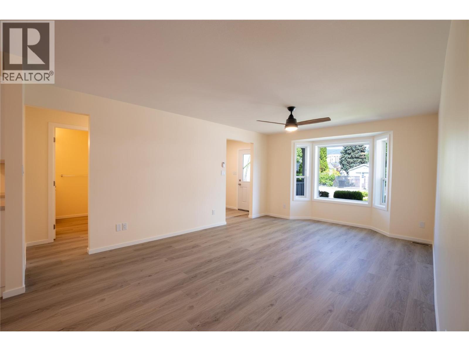 102 183 Maple Street, Penticton — bright open living room