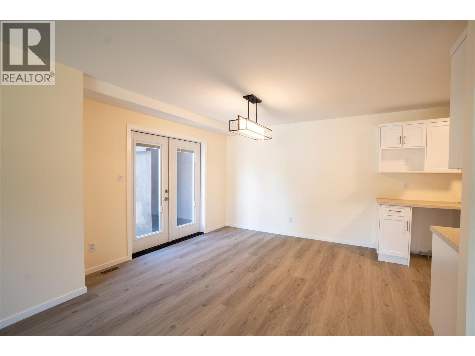 102 183 Maple Street, Penticton — dining area with patio doors