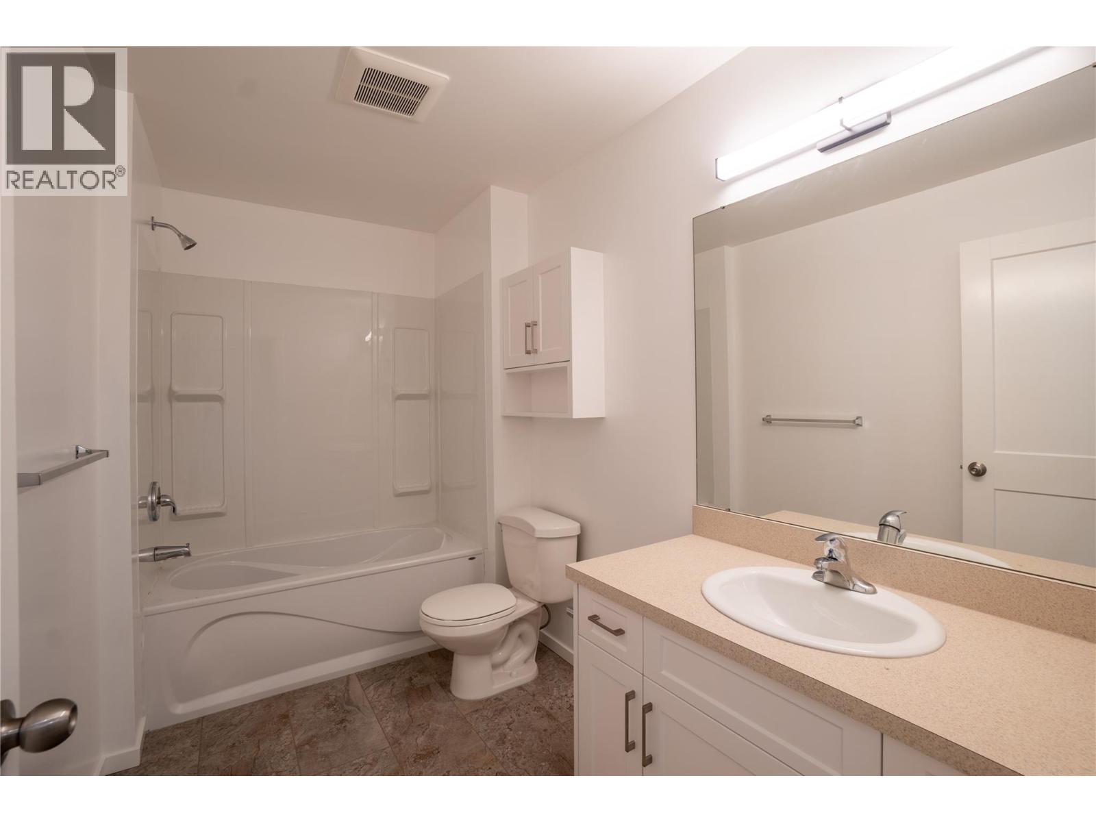 102 183 Maple Street, Penticton — main bathroom with tub and shower