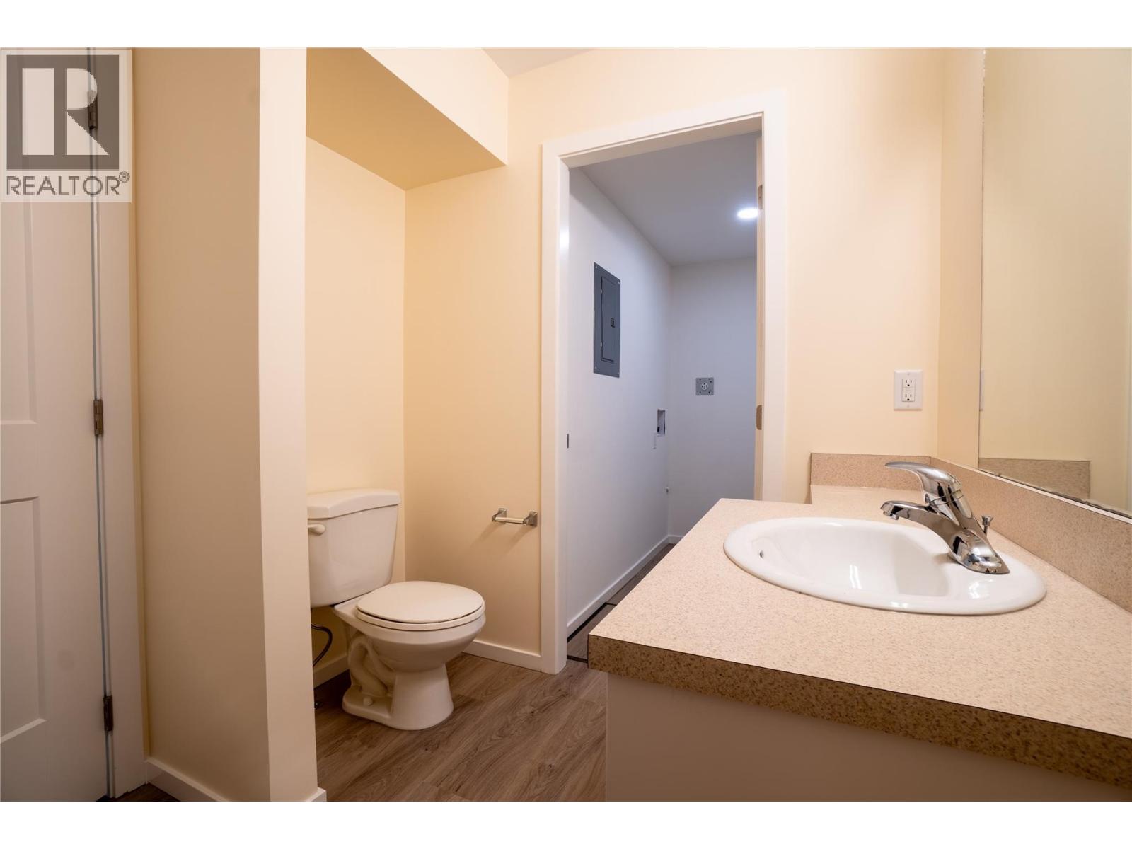 102 183 Maple Street, Penticton — powder room