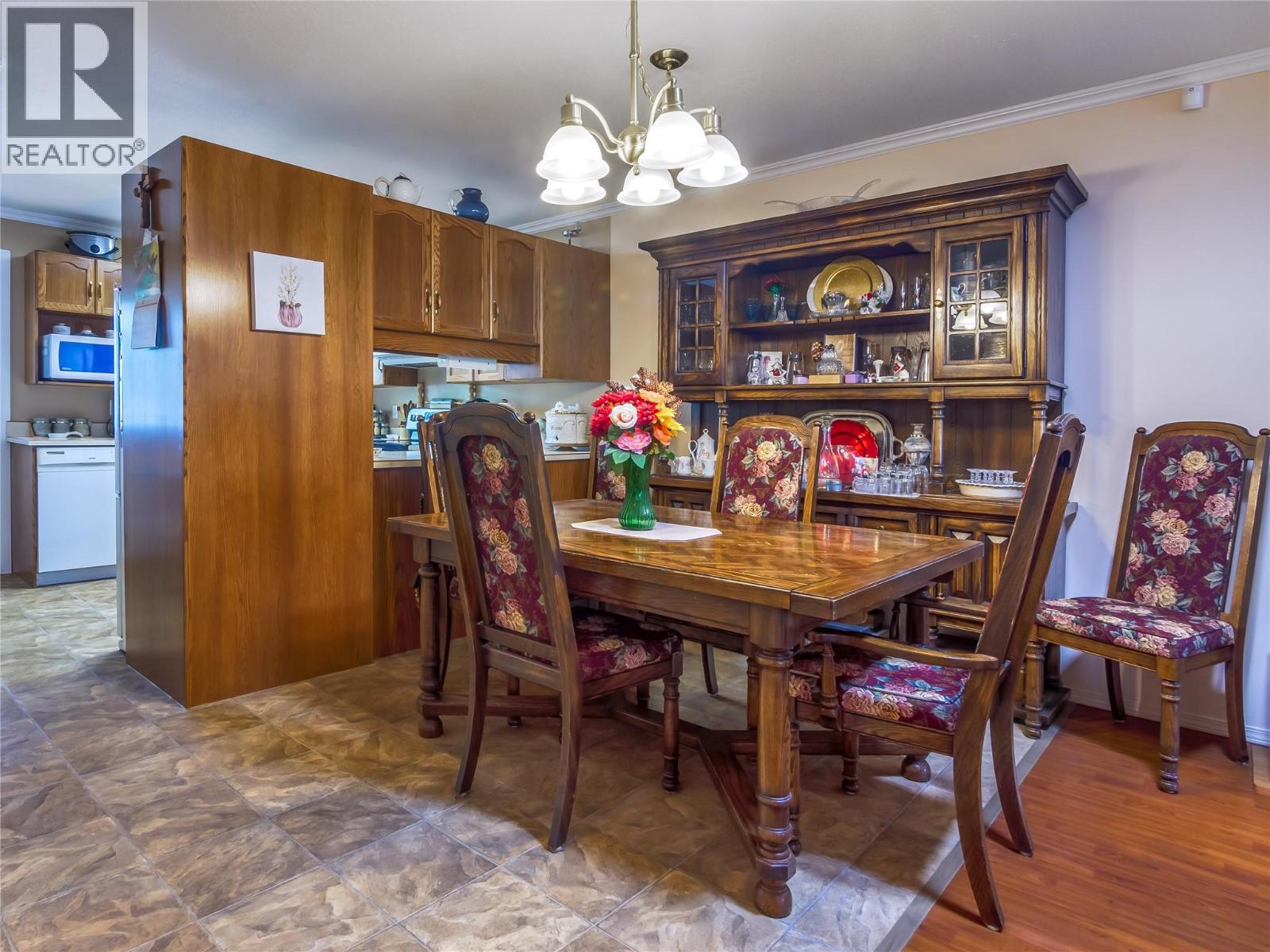 102-2445 South Main Street, Penticton — dining room