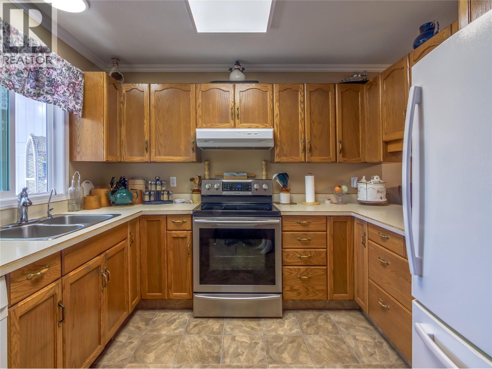 102-2445 South Main Street, Penticton — kitchen