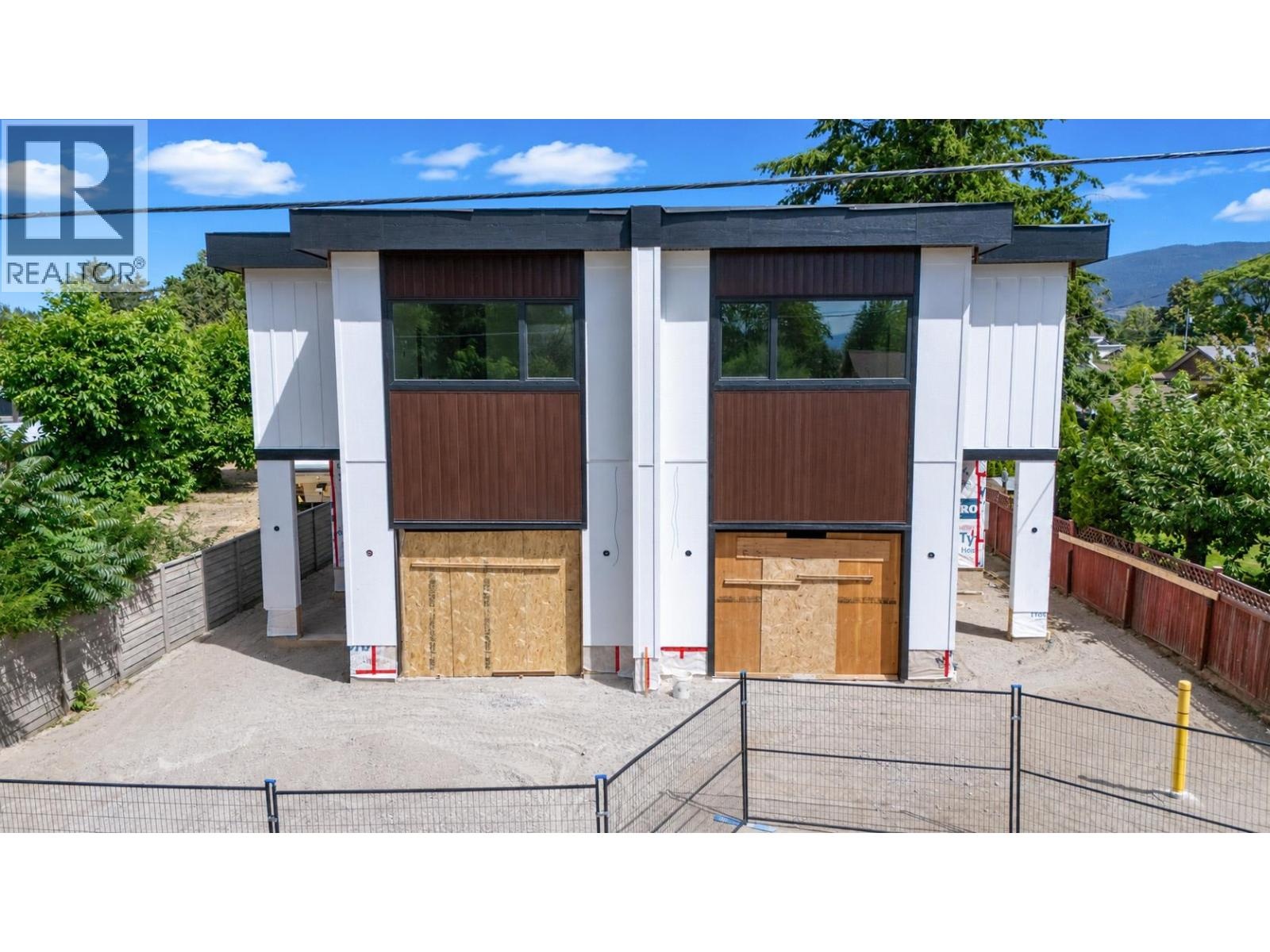 103 378 Windsor Avenue, Penticton — shared garage elevation