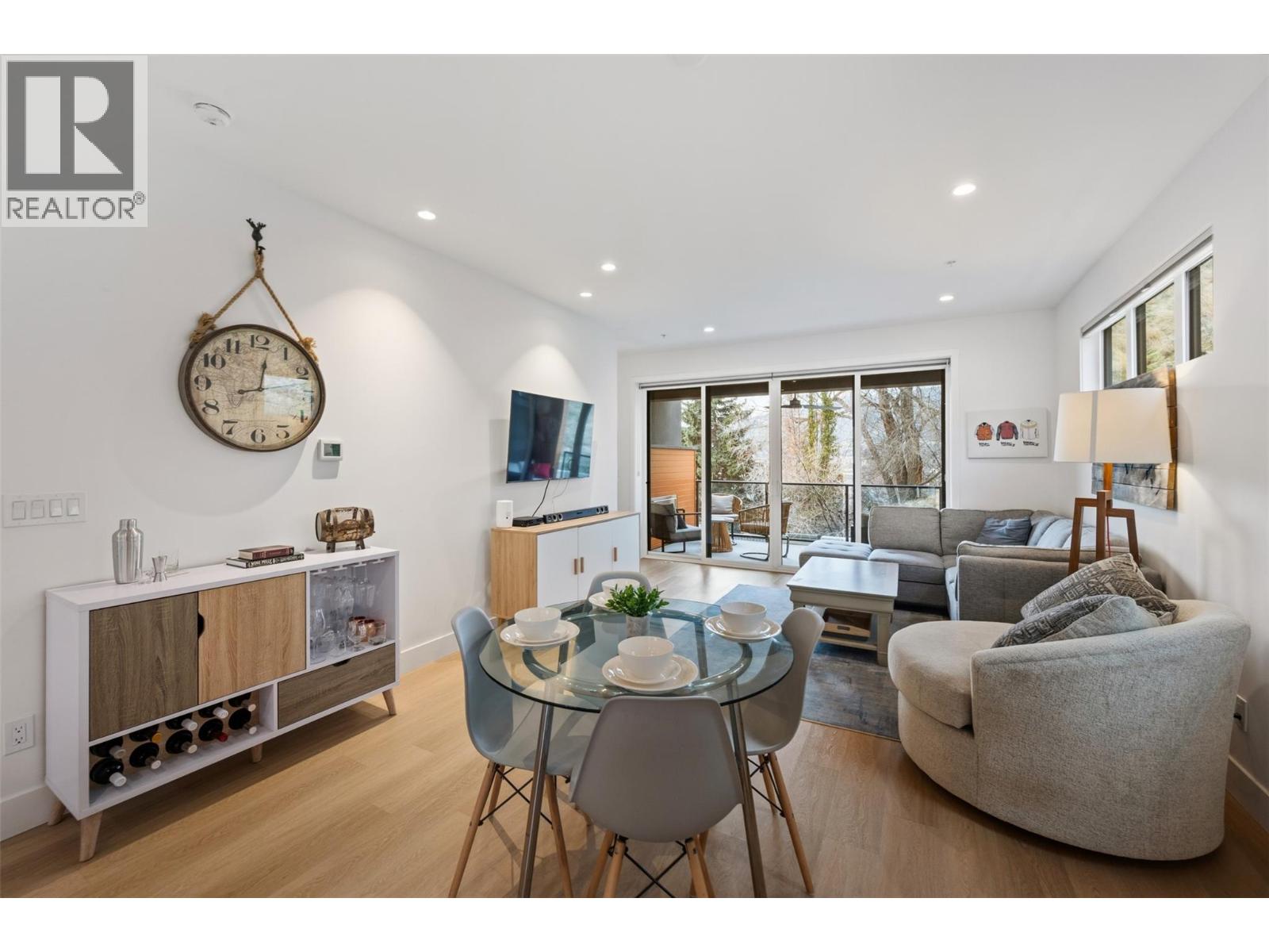 108 555 Wade Avenue E, Penticton — open living and dining area