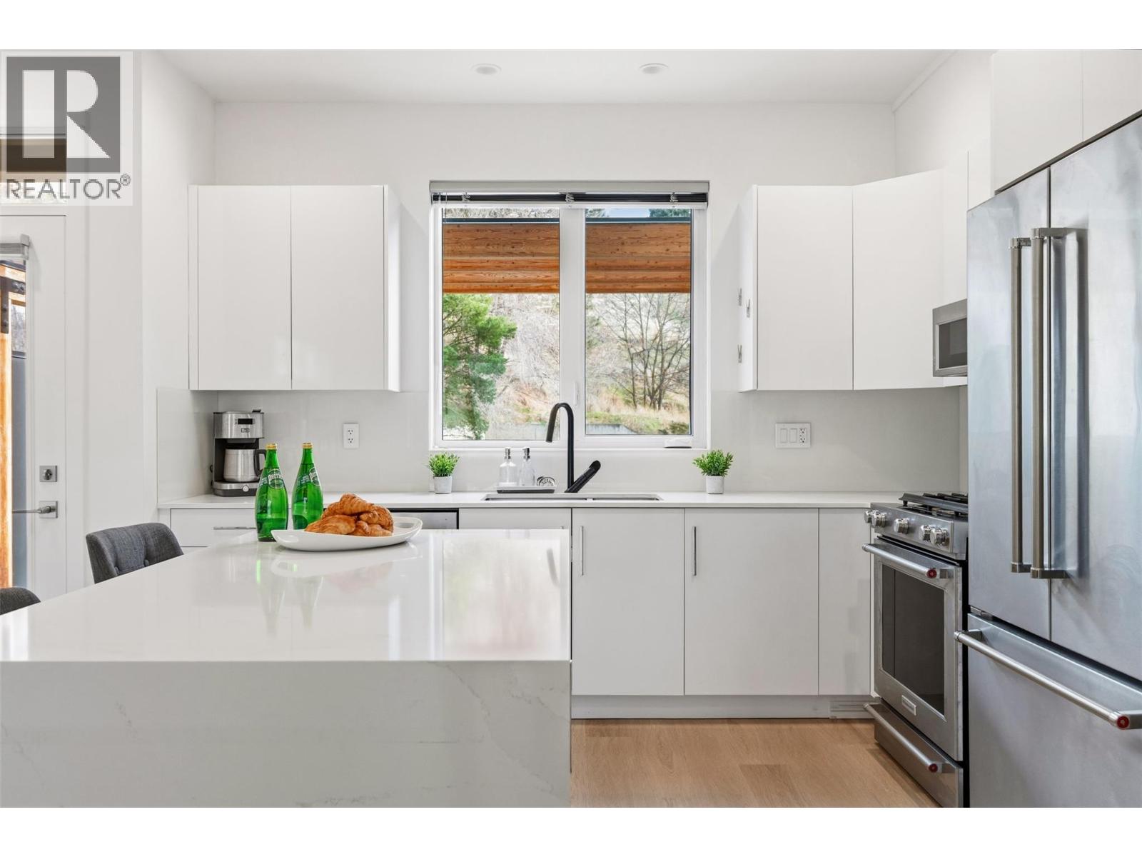 108 555 Wade Avenue E, Penticton — bright kitchen with quartz island