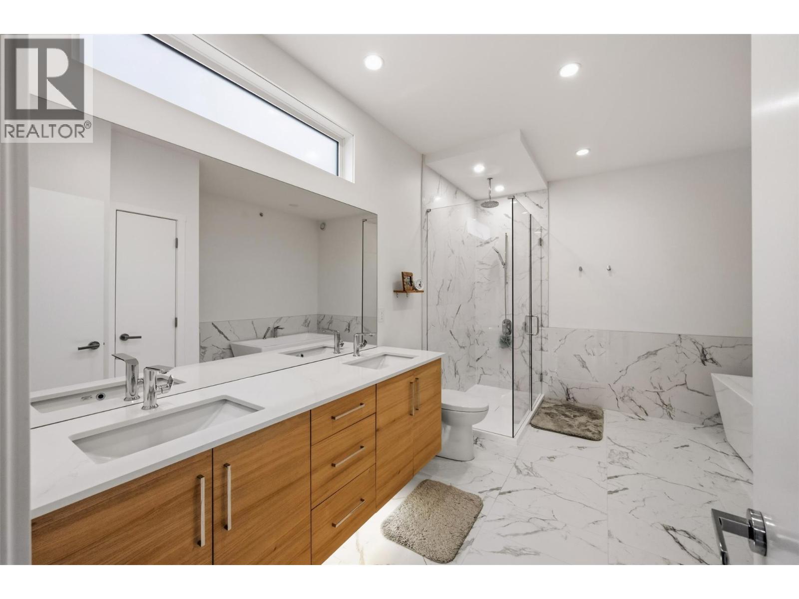 108 555 Wade Avenue E, Penticton — five-piece ensuite bathroom