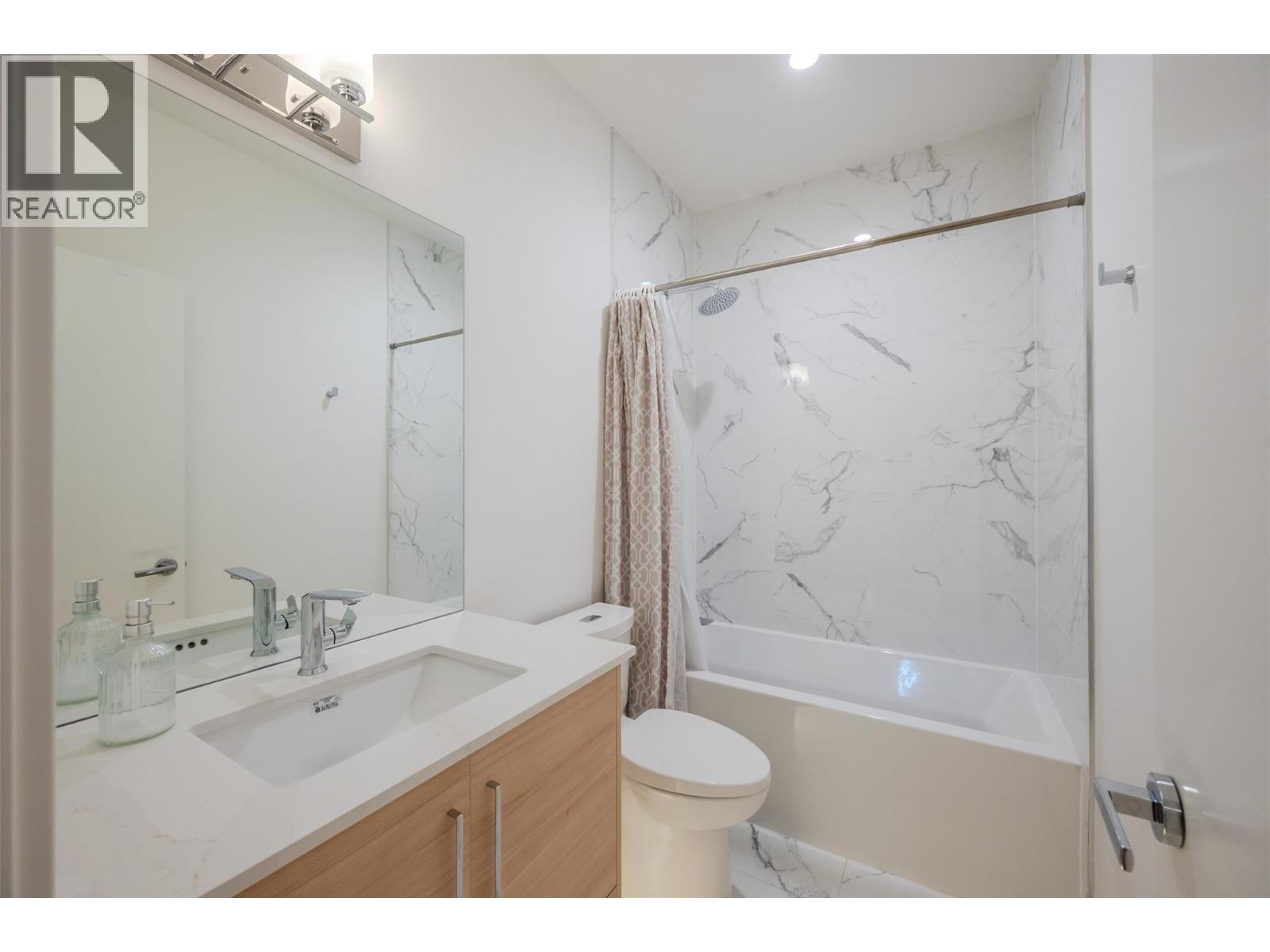 108 555 Wade Avenue E, Penticton — guest bathroom