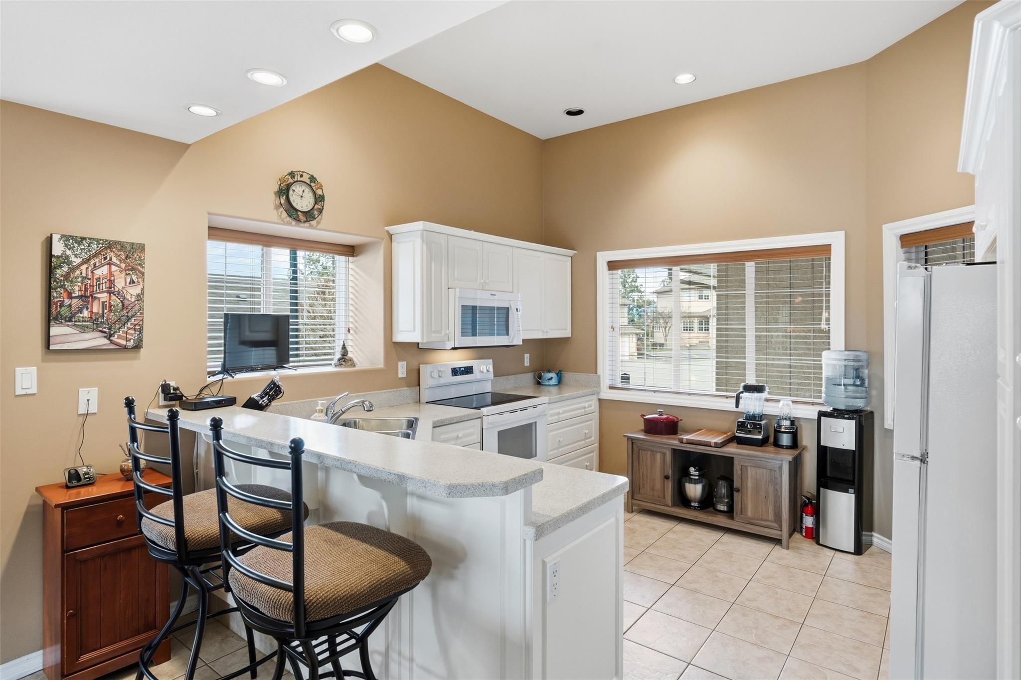 108-705 Balsam Avenue, Penticton — bright peninsula kitchen