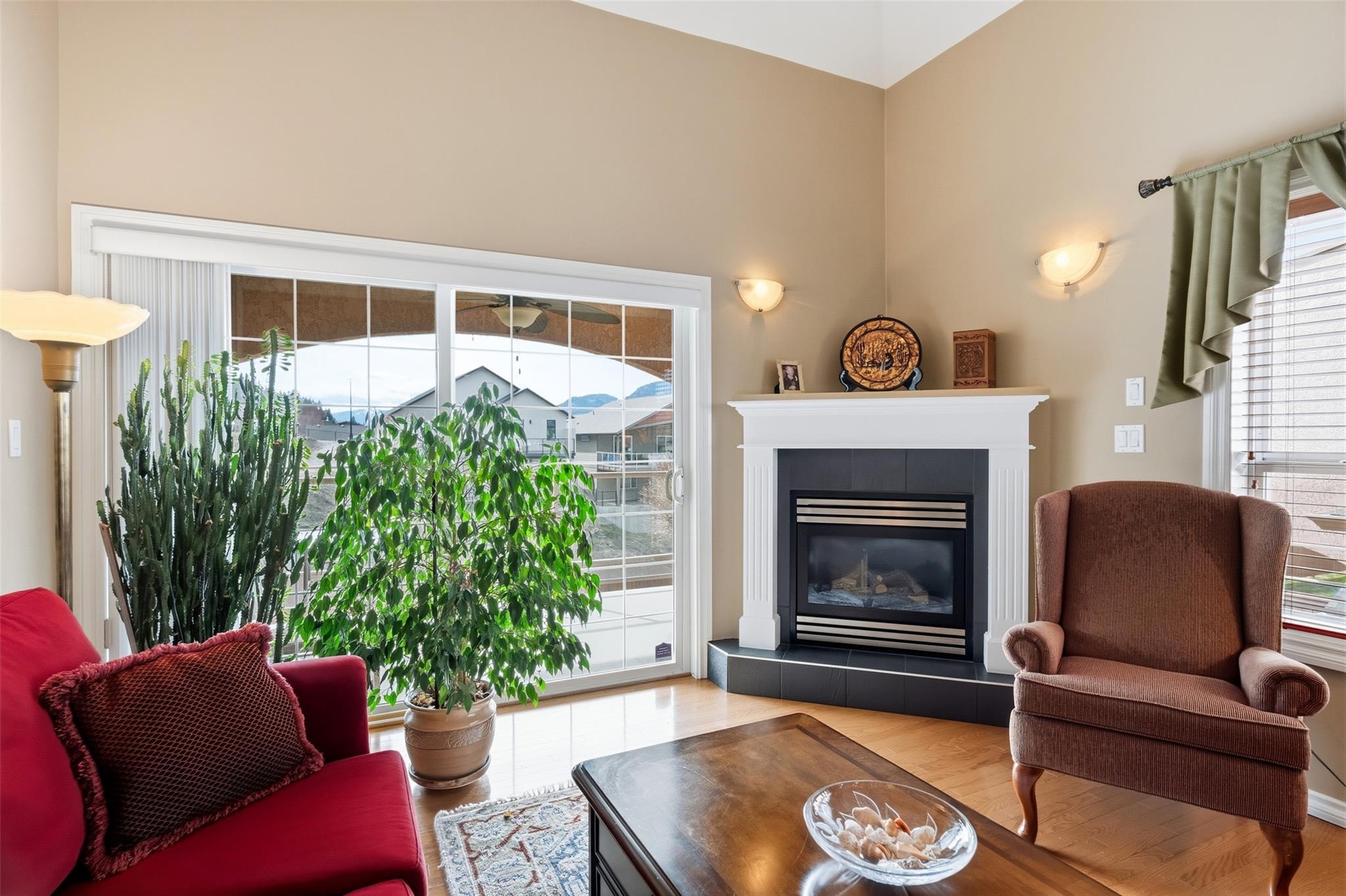 108-705 Balsam Avenue, Penticton — vaulted living room with gas fireplace