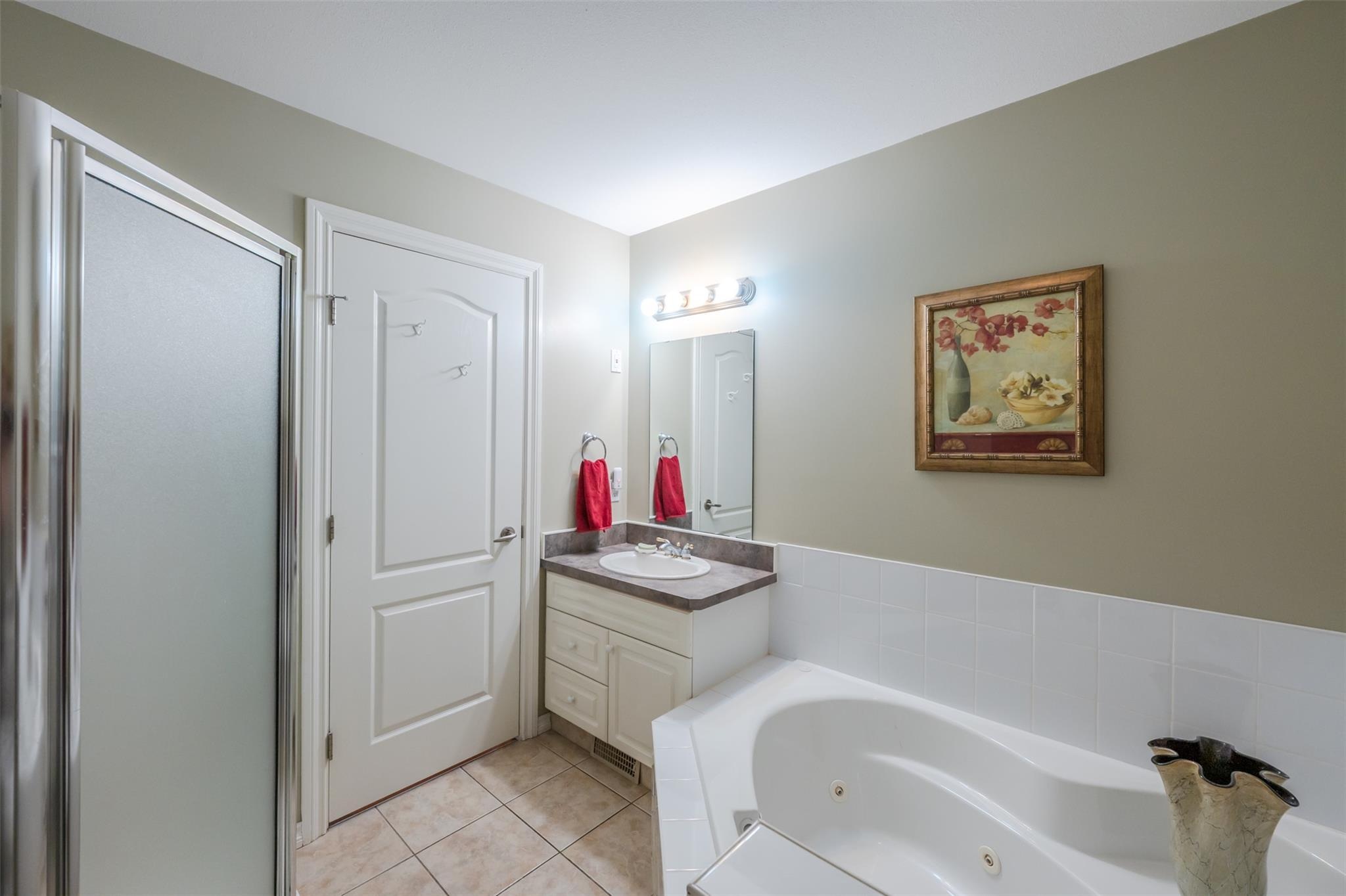 108-705 Balsam Avenue, Penticton — primary ensuite with jetted tub