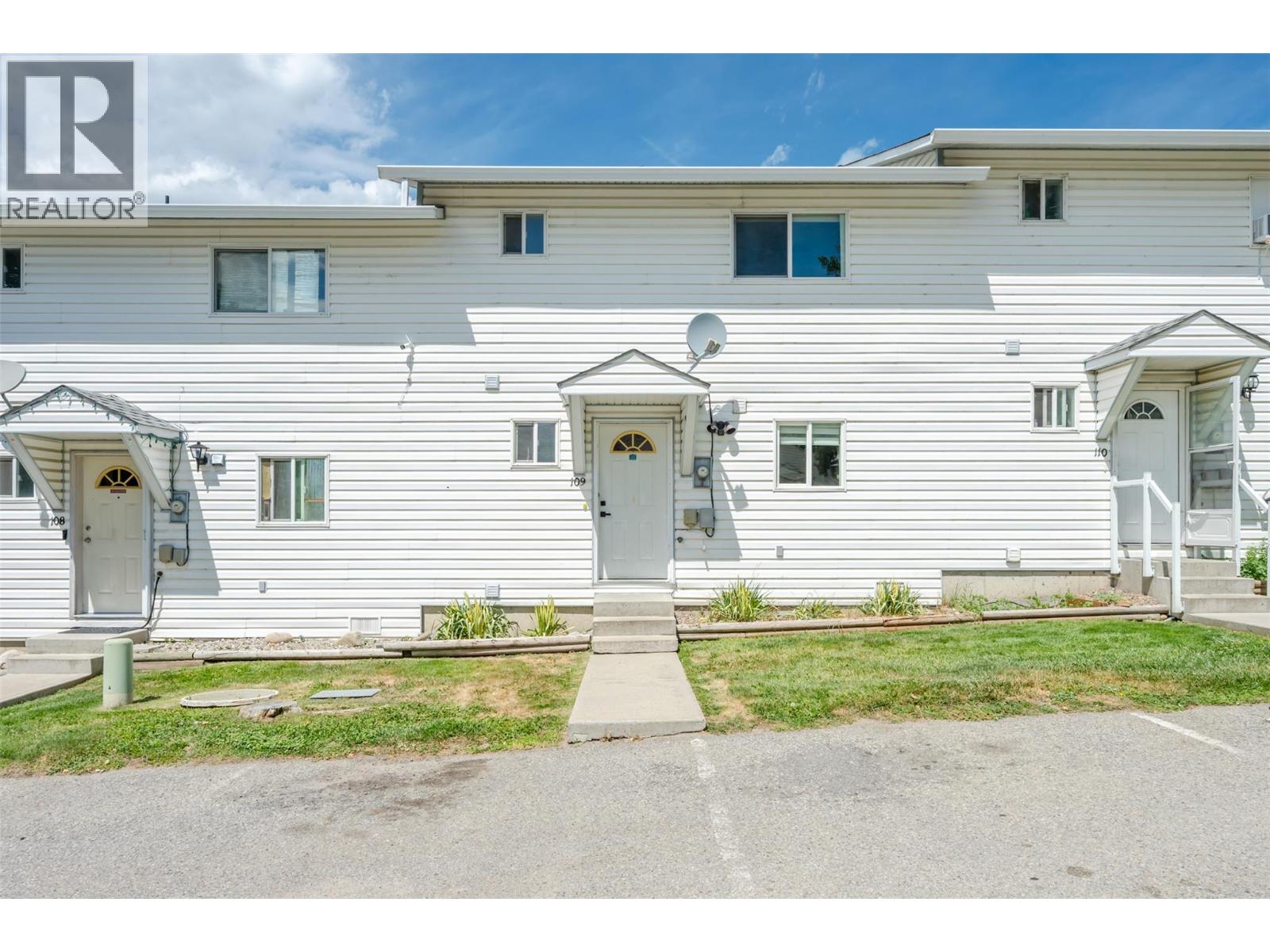 109 3004 South Main Street, Penticton — front exterior
