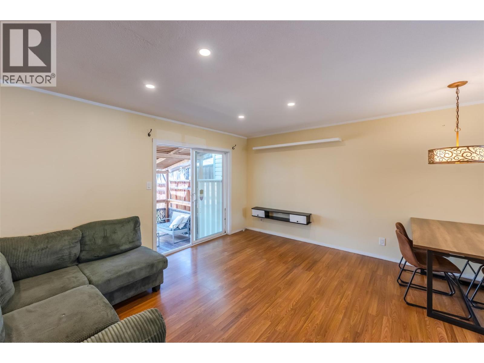 109 3004 South Main Street, Penticton — open living and dining room