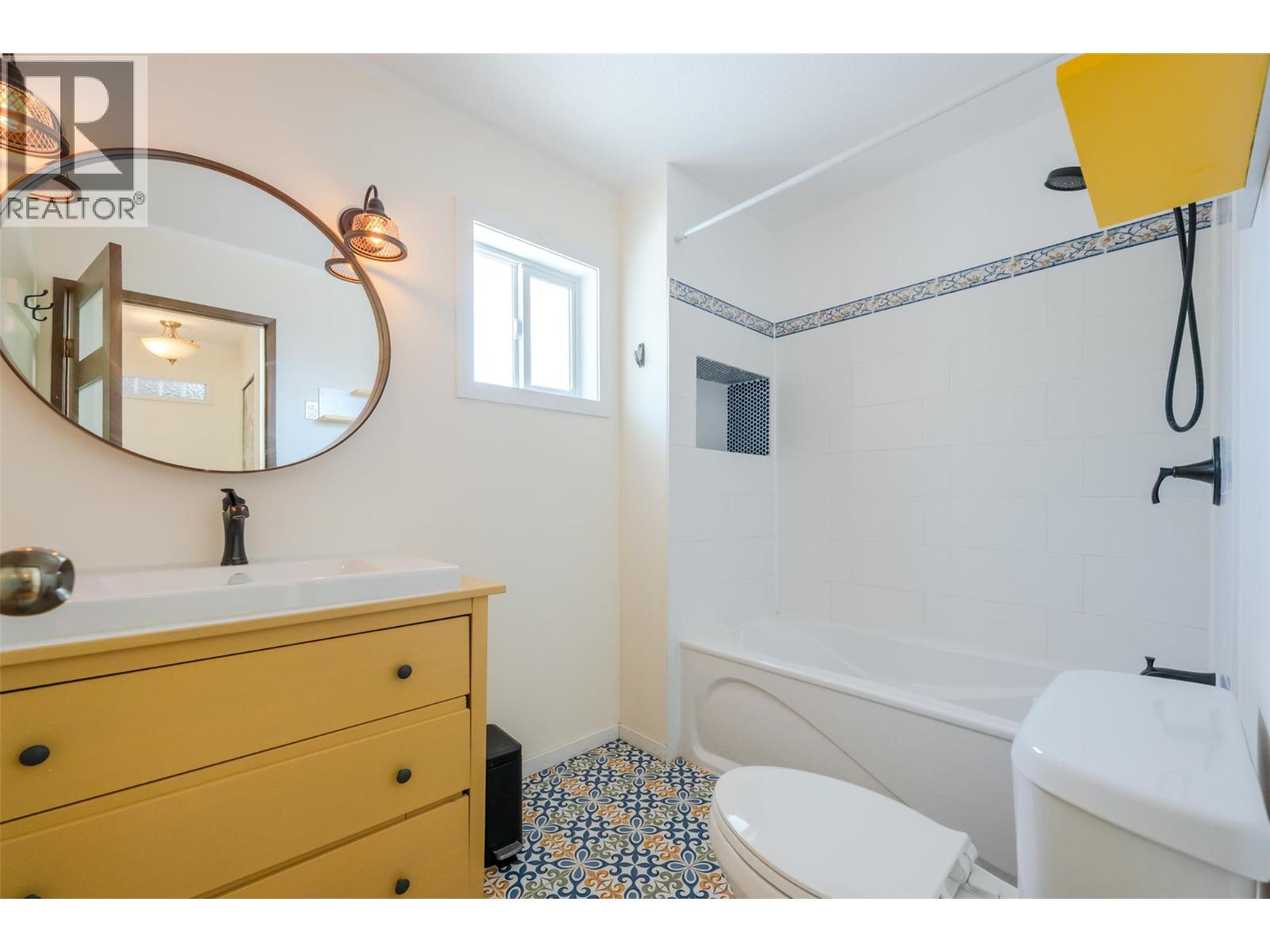 109 3004 South Main Street, Penticton — updated bathroom