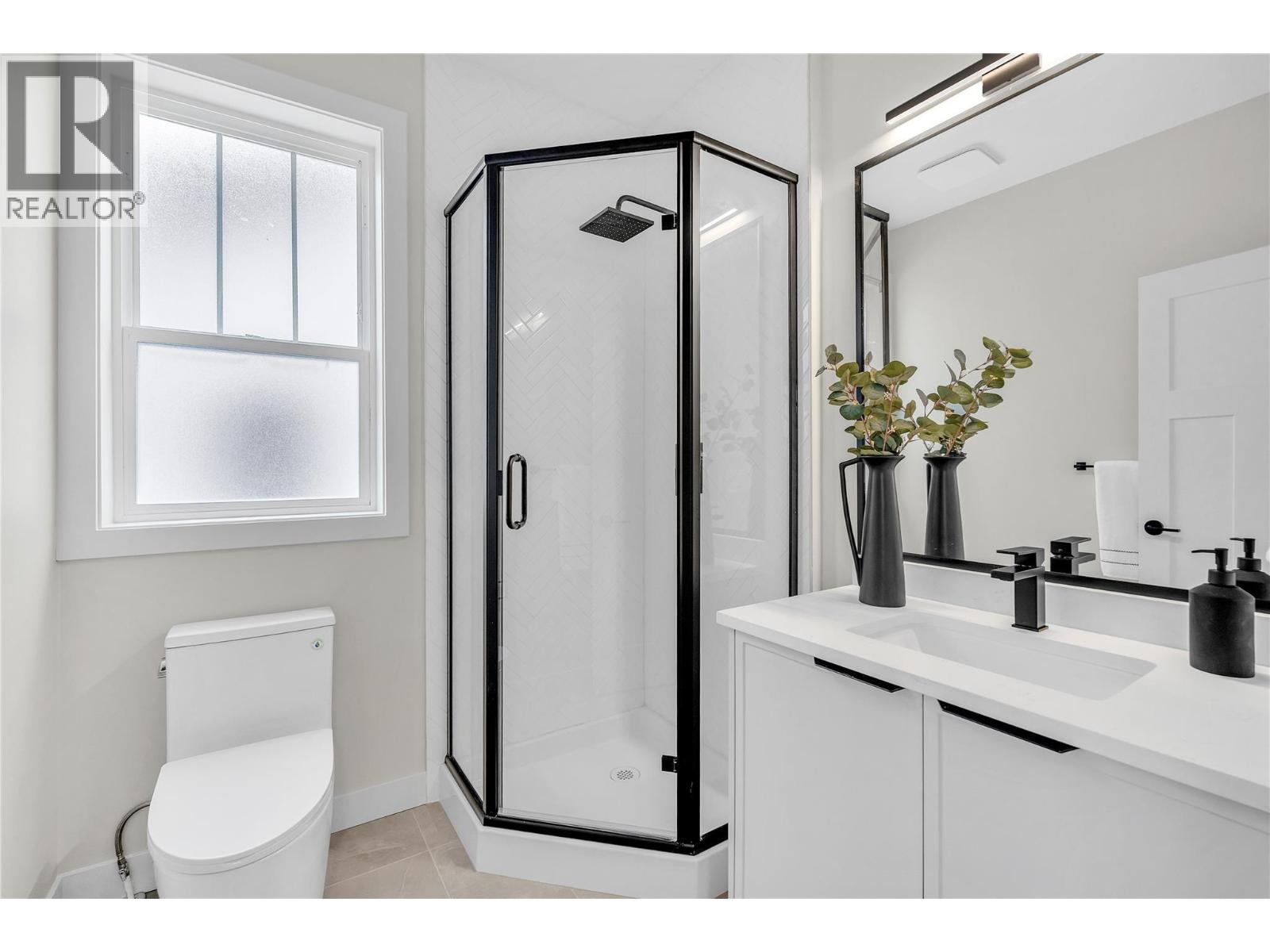 110 784 Argyle Street, Penticton — bathroom with glass shower