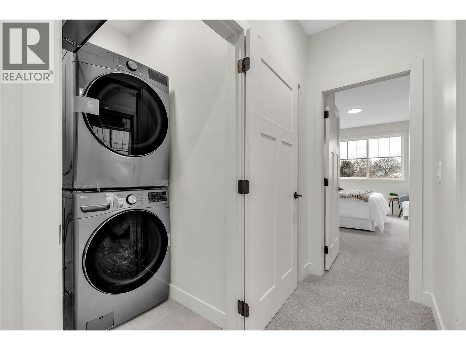 110 784 Argyle Street, Penticton — upper-level laundry