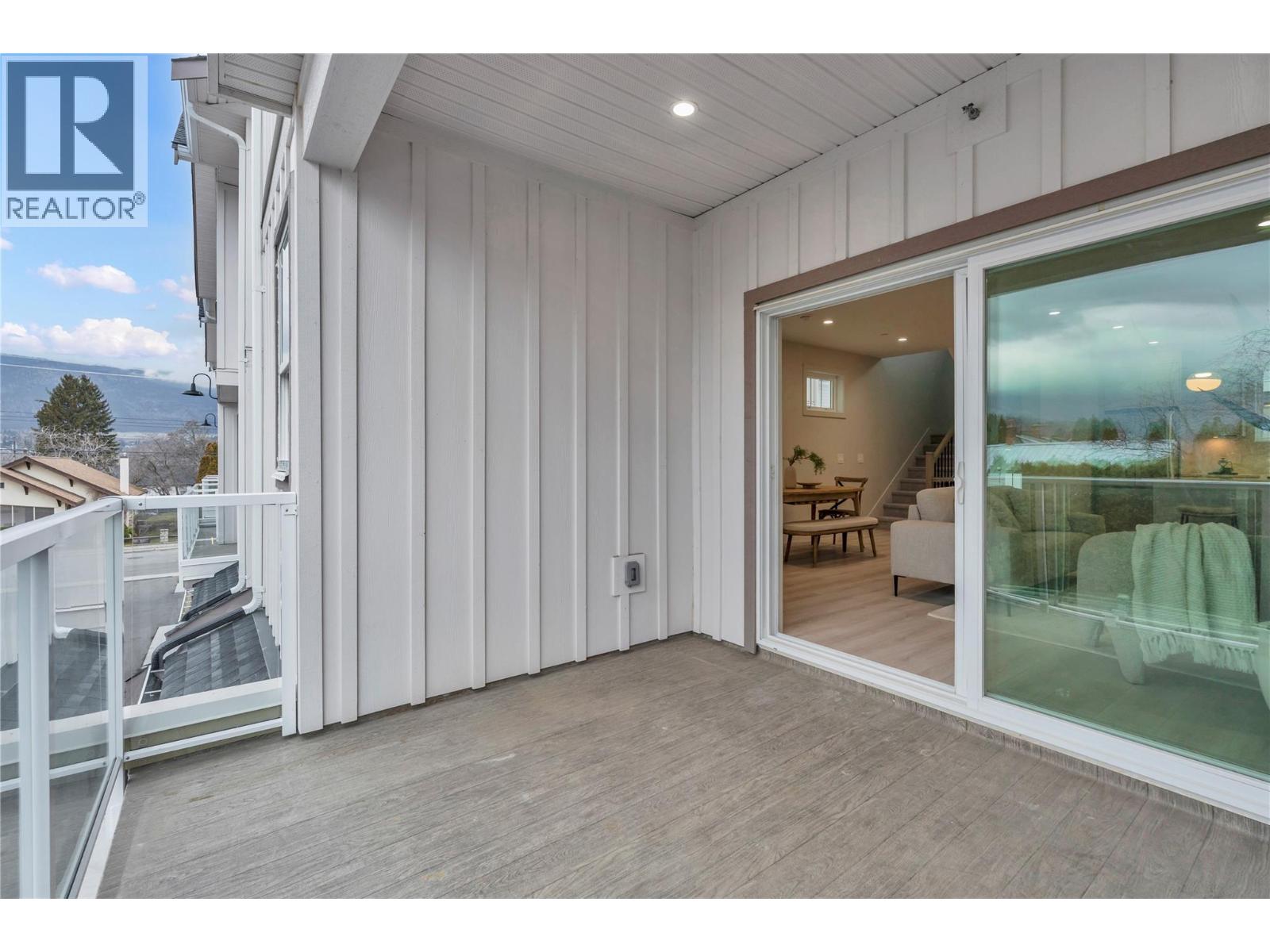 110 784 Argyle Street, Penticton — private covered deck