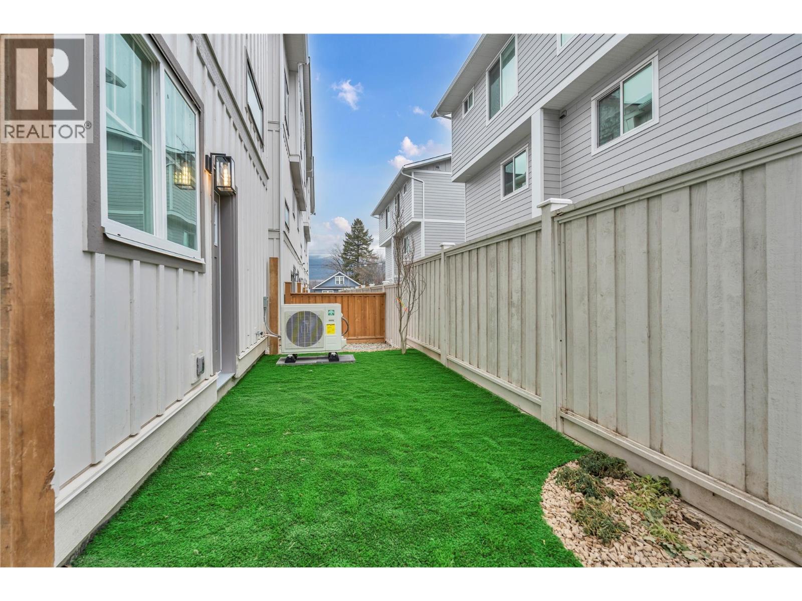 110 784 Argyle Street, Penticton — fenced side yard