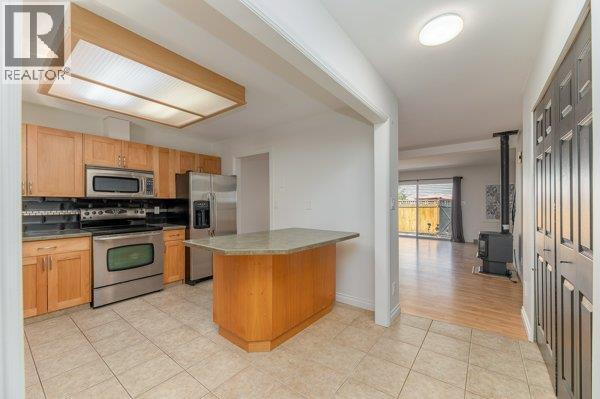 113 3315 Wilson Street, Penticton — kitchen and dining connection