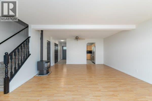 113 3315 Wilson Street, Penticton — open living room