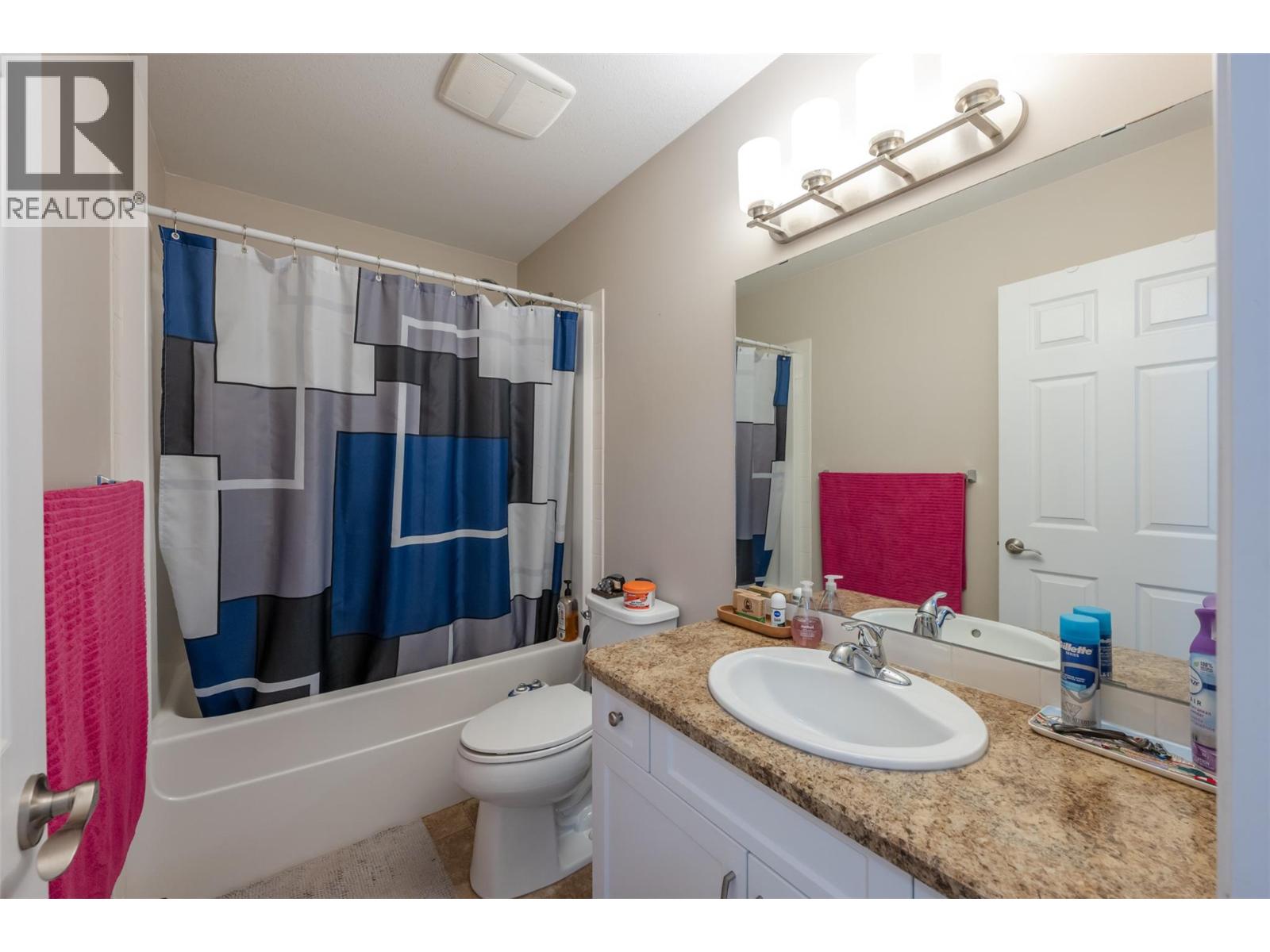 128 3363 Wilson Street, Penticton — main bathroom with tub and shower
