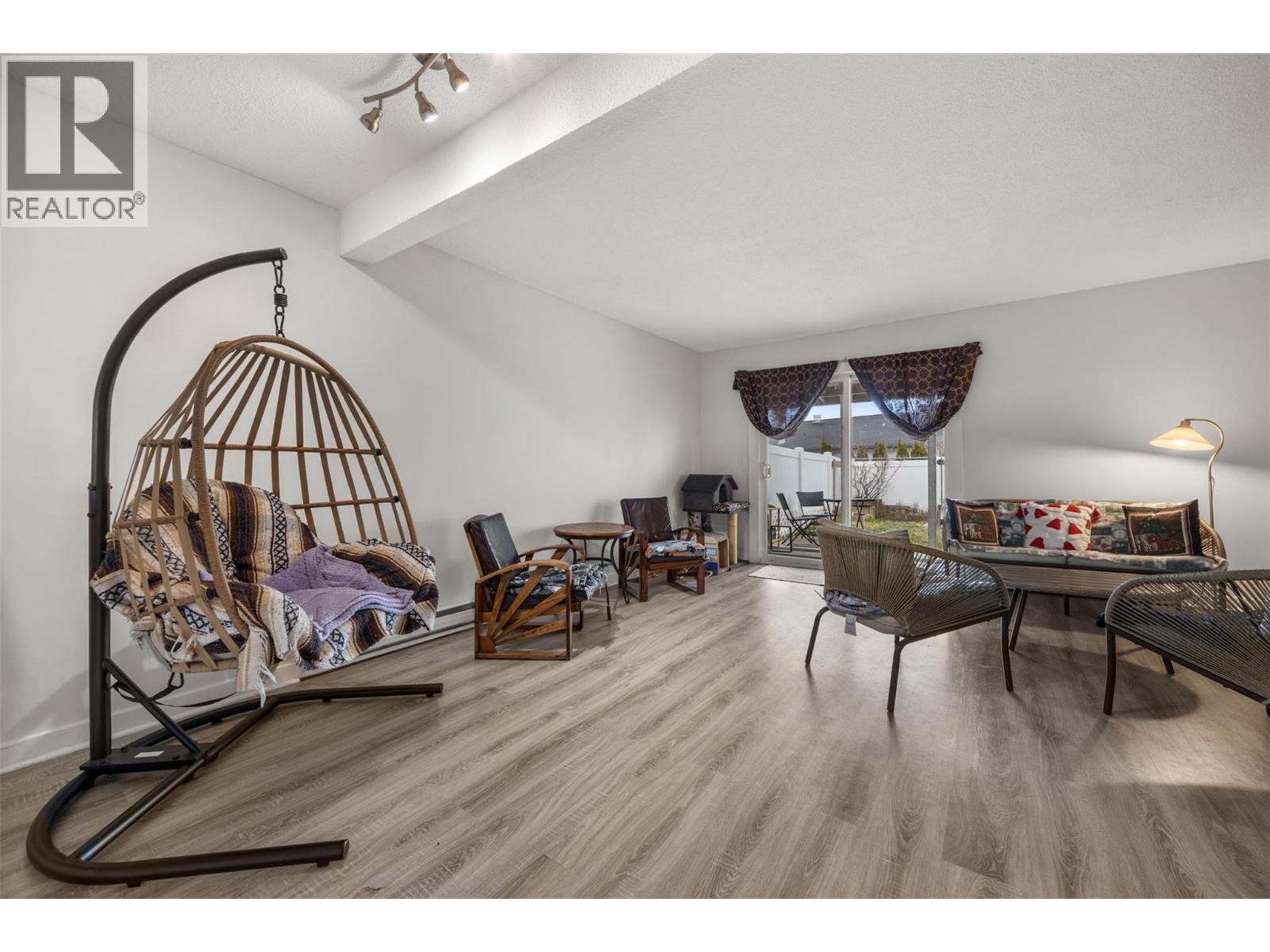 13-2250 Baskin Street, Penticton — open living room