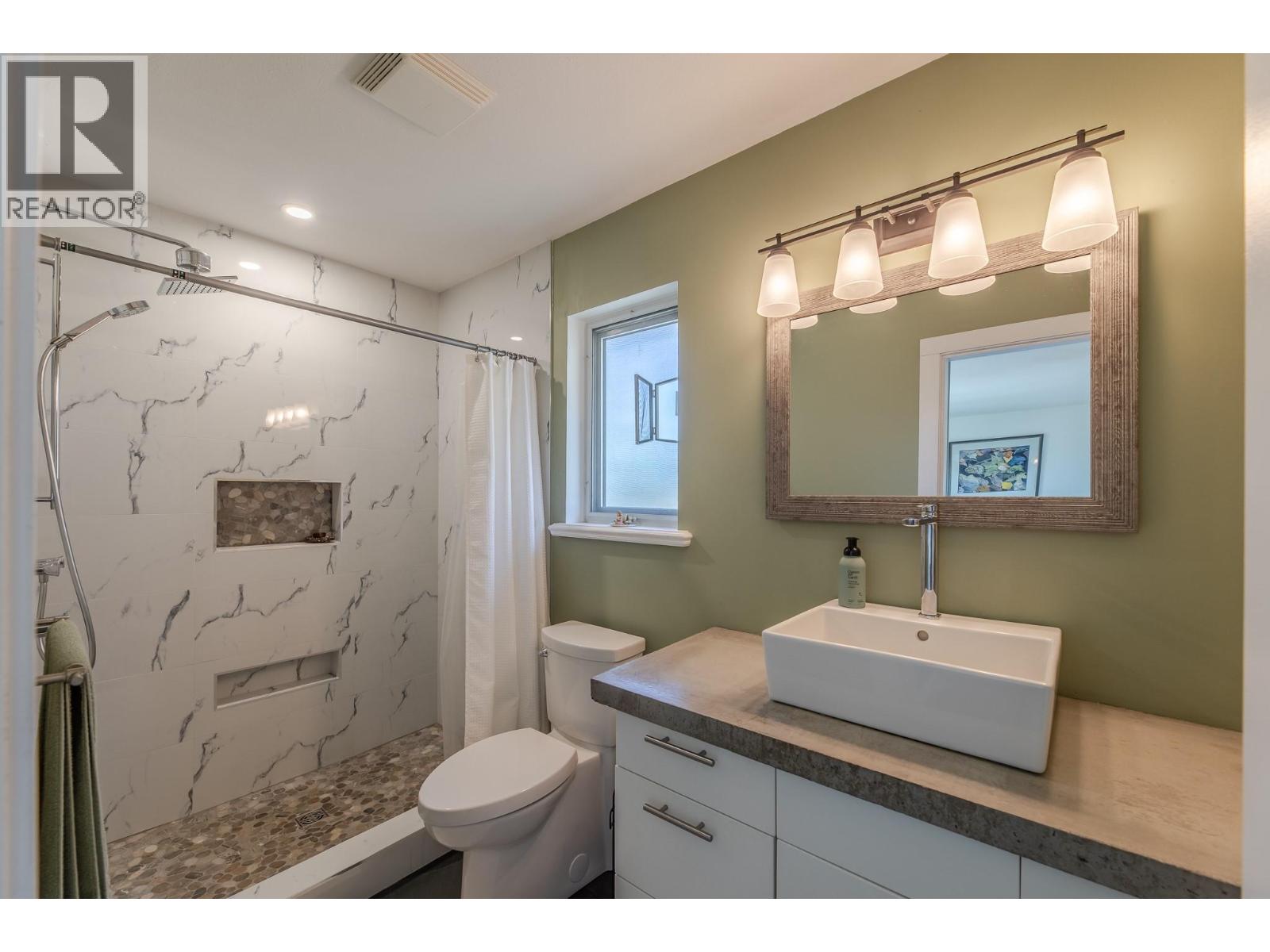 132 3948 Finnerty Road, Penticton — updated bathroom with glass shower