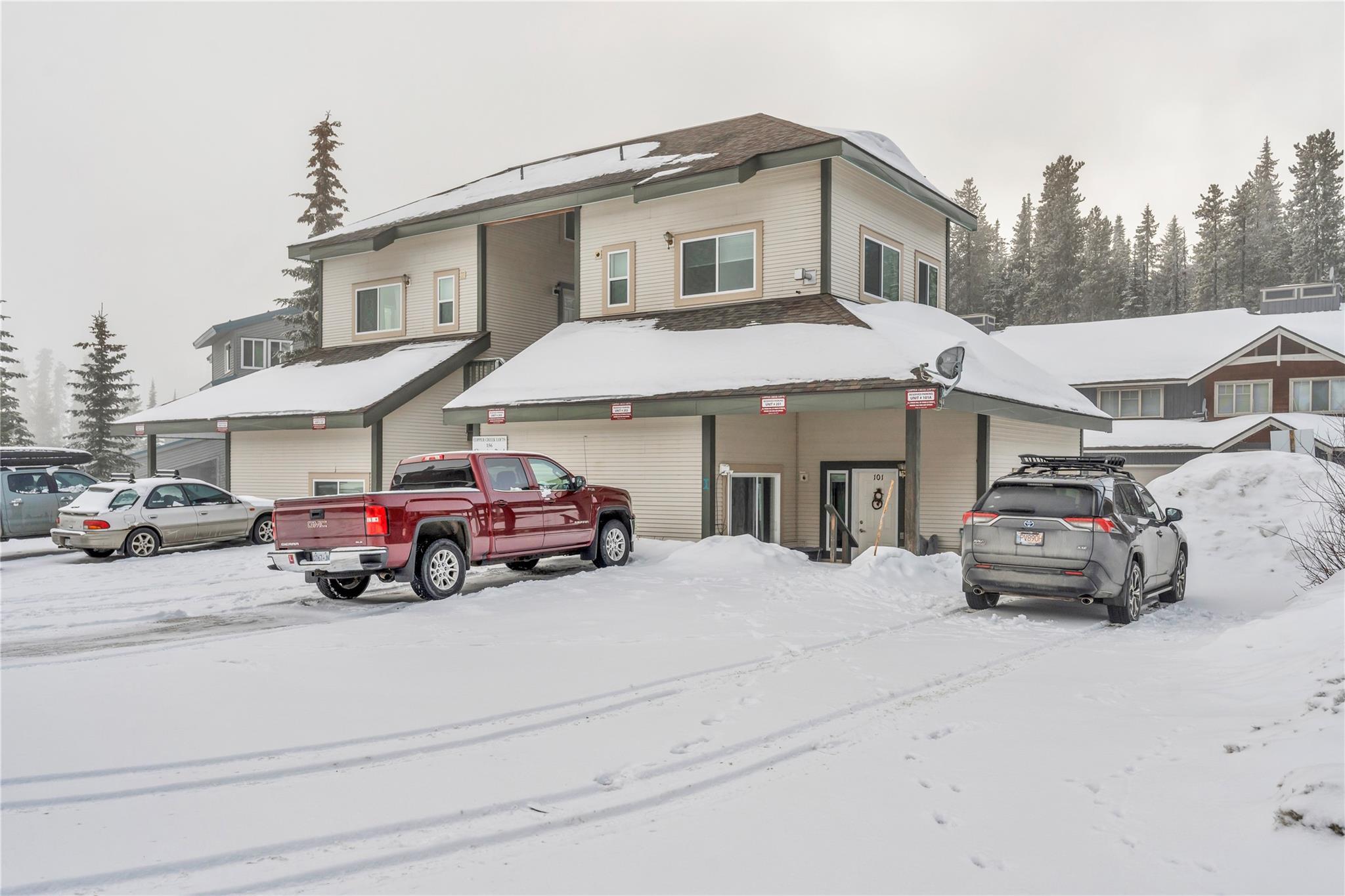 156 Clearview Crescent Unit 101 — building exterior and parking
