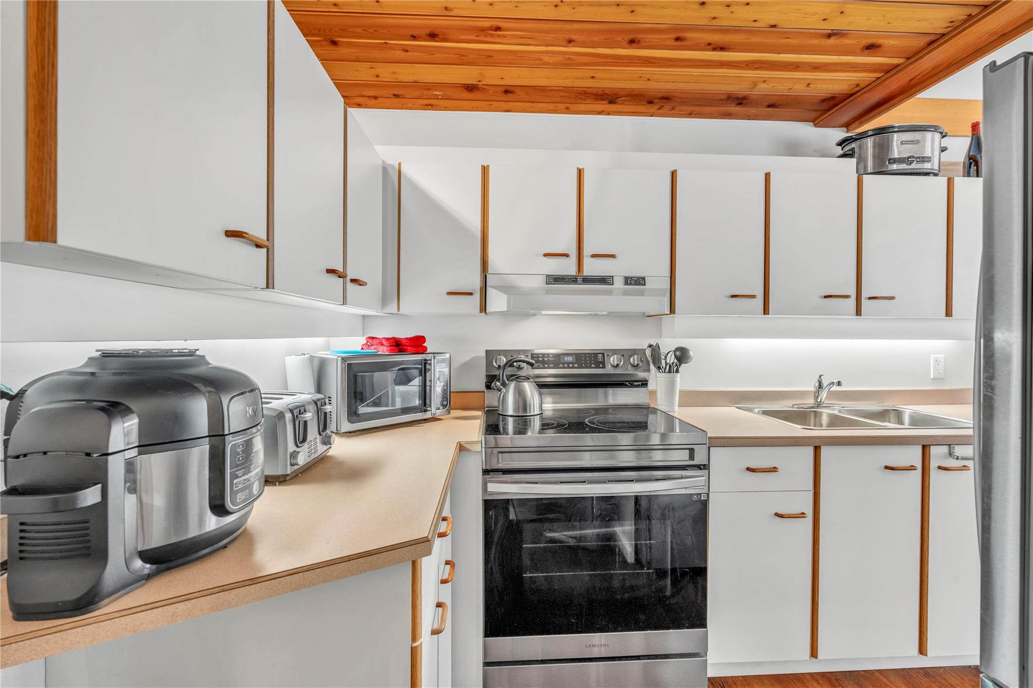 156 Clearview Crescent Unit 101 — full-size kitchen