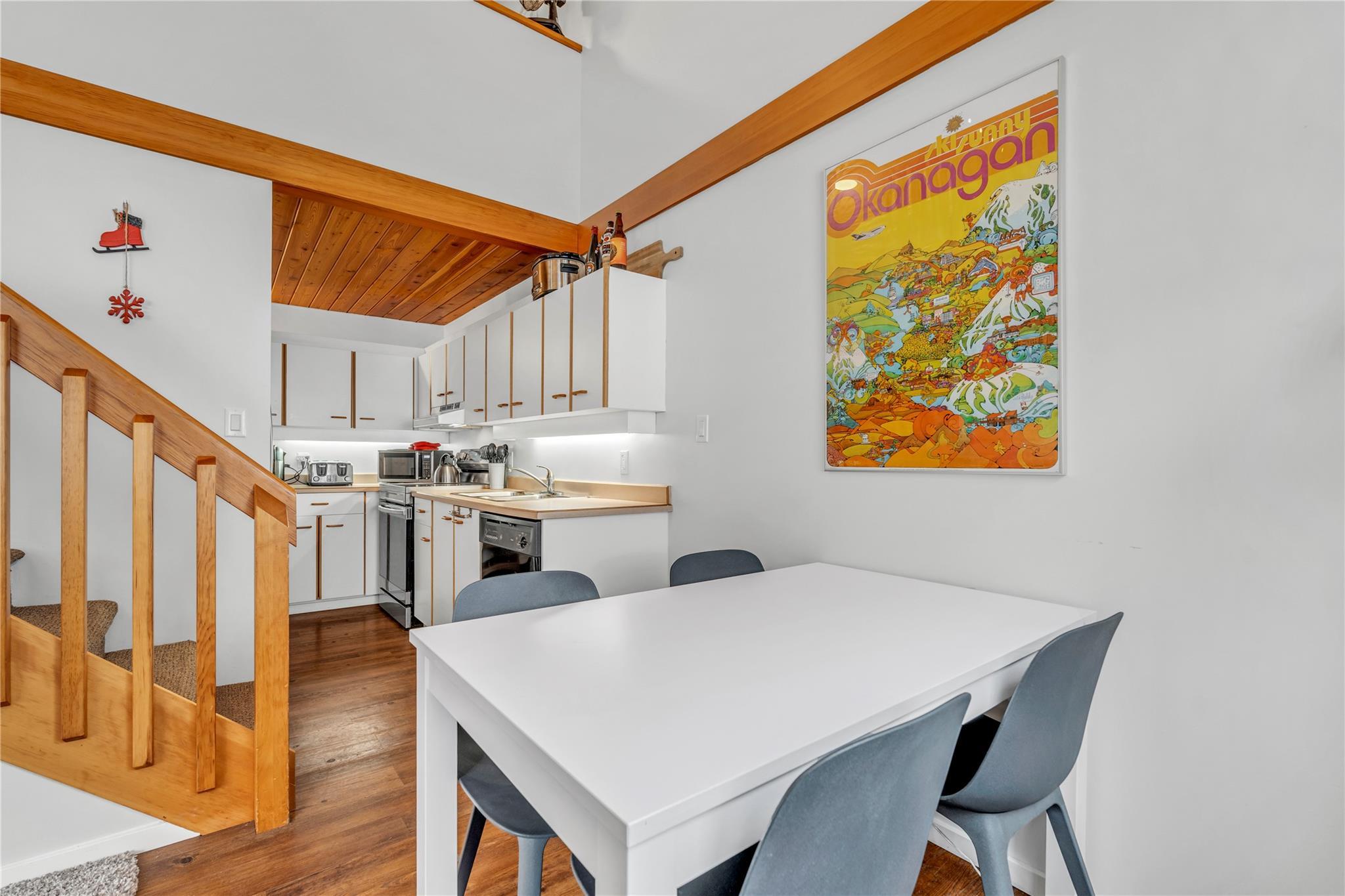 156 Clearview Crescent Unit 101 — dining area and kitchen