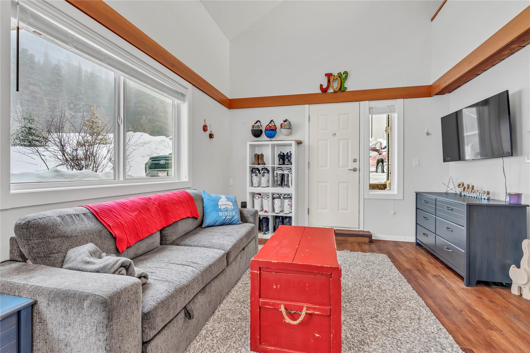 156 Clearview Crescent Unit 101 — vaulted living room