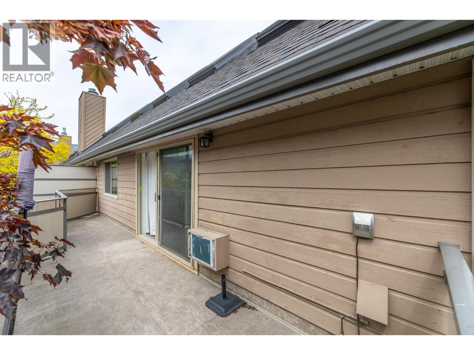 201 335 Churchill Avenue, Penticton — exterior and private upper-level entrance