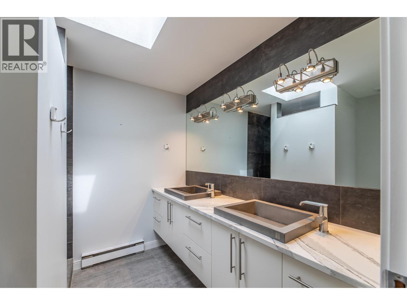 201 335 Churchill Avenue, Penticton — renovated ensuite bathroom