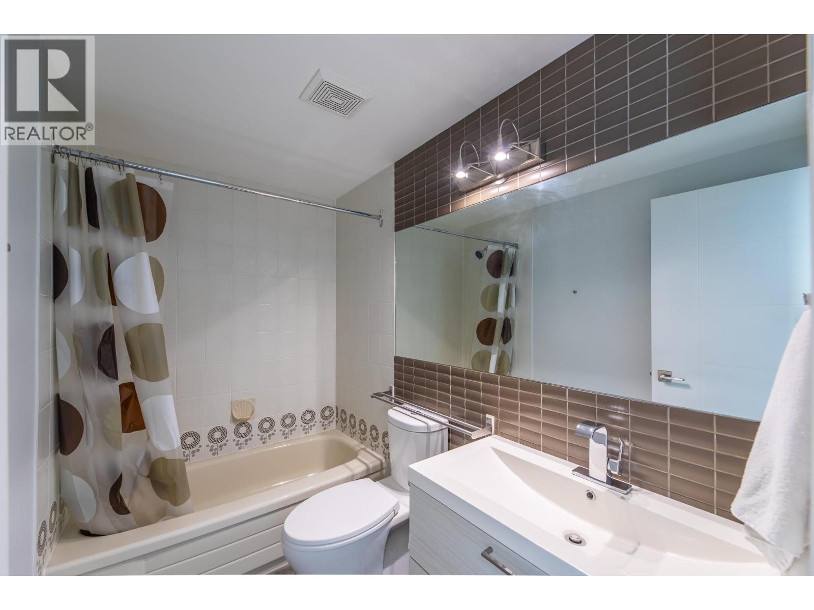 201 335 Churchill Avenue, Penticton — second bathroom