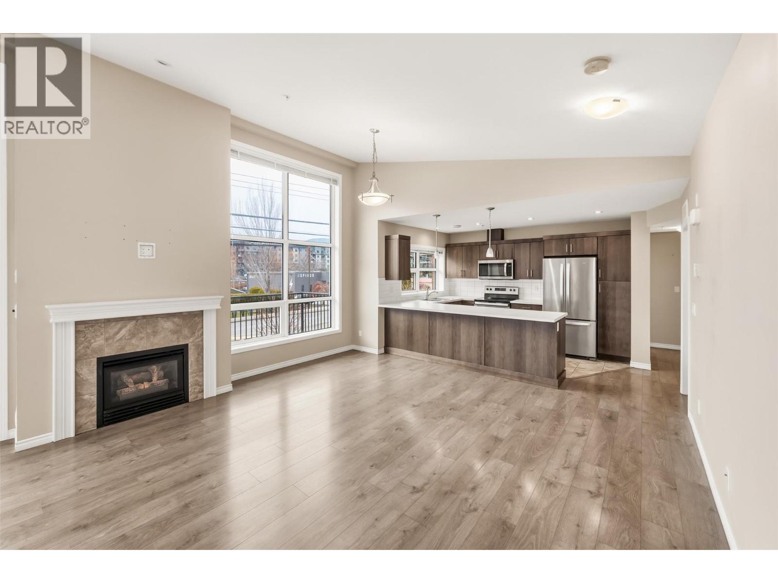 201 3388 Skaha Lake Road, Penticton — open living and kitchen area