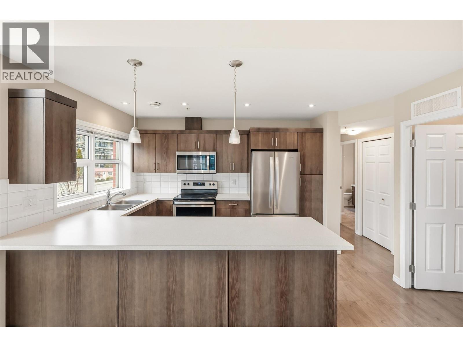 201 3388 Skaha Lake Road, Penticton — kitchen with peninsula