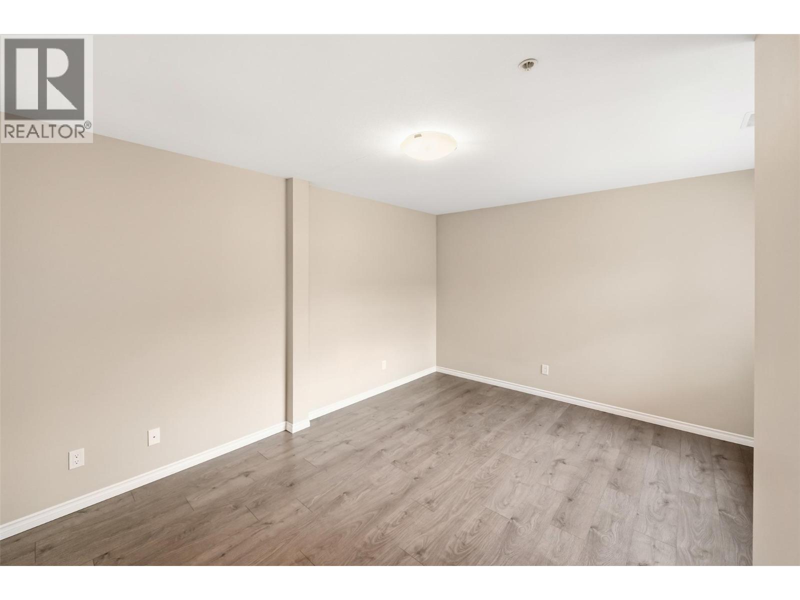 201 3388 Skaha Lake Road, Penticton — primary bedroom