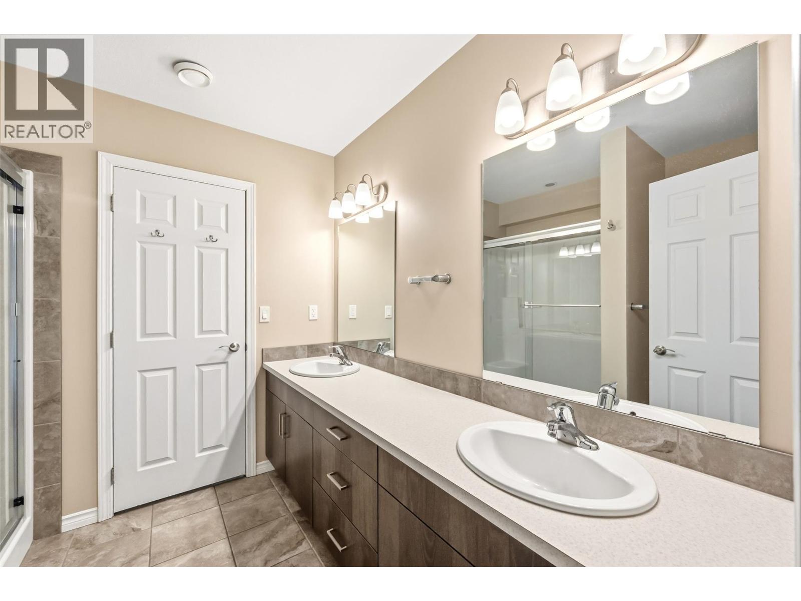 201 3388 Skaha Lake Road, Penticton — ensuite bathroom